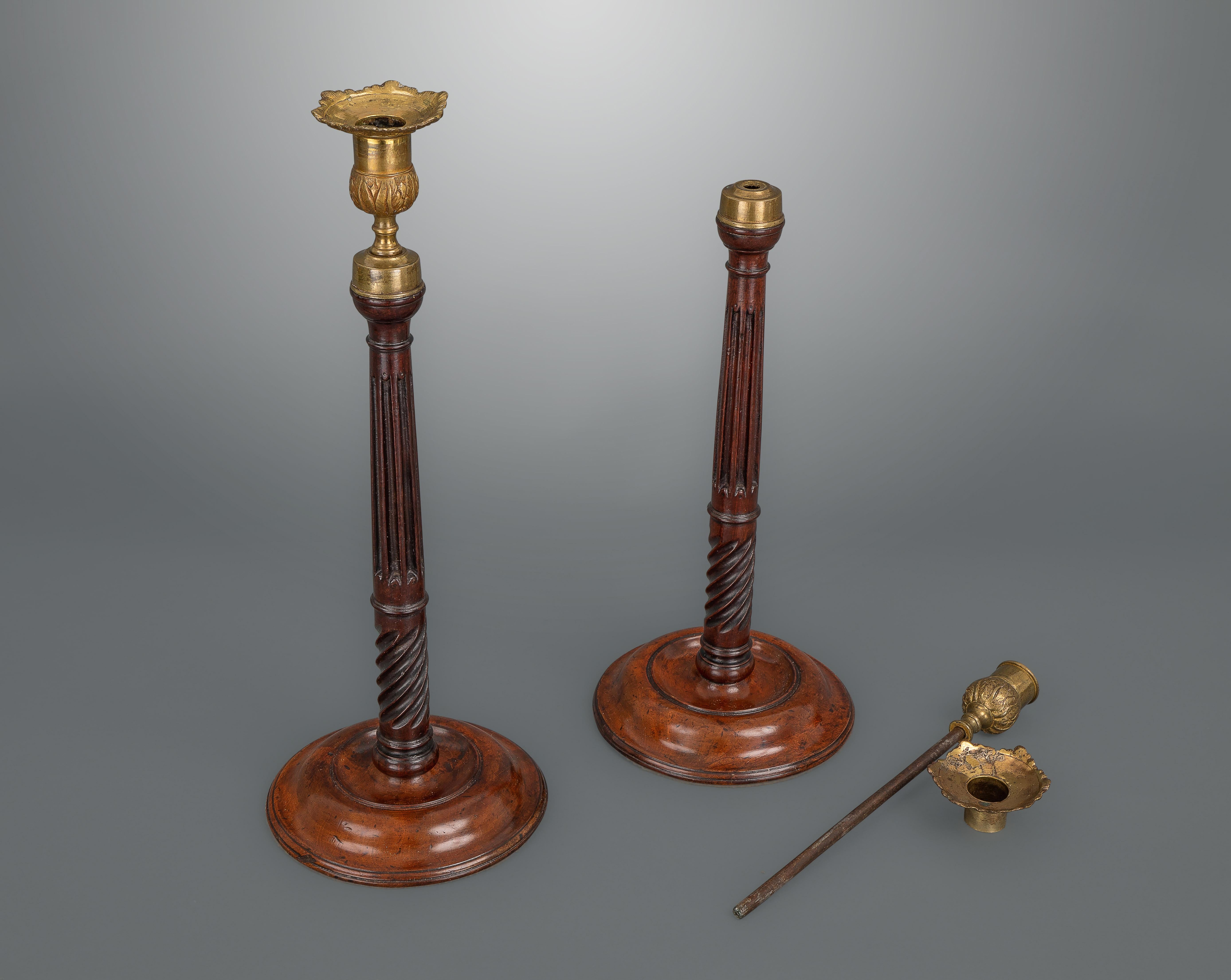 Pair of George III Mahogany and Brass Candlesticks In Good Condition For Sale In New York, NY