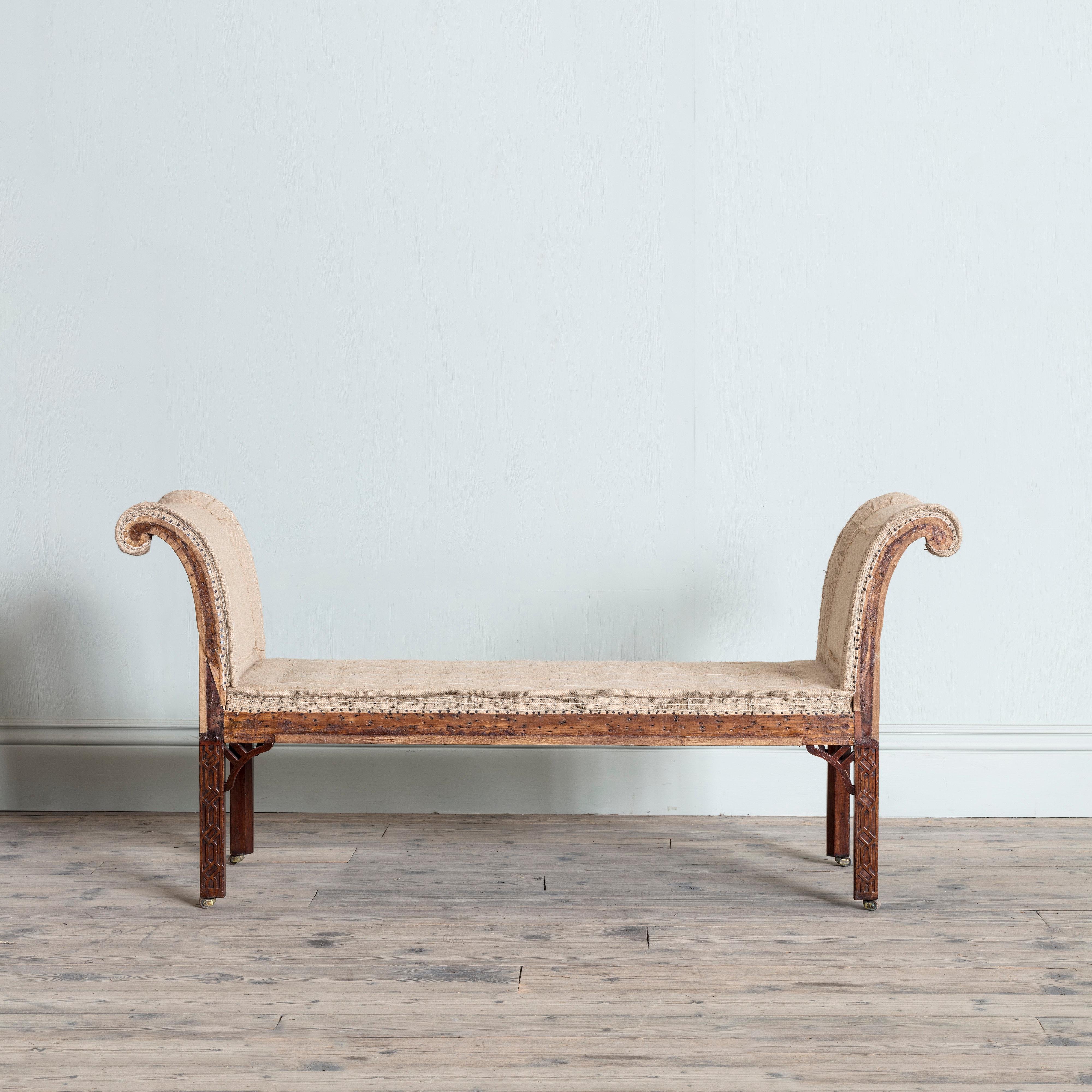 Paar Gainsborough-Sessel aus Mahagoni im George-III-Stil und dazugehöriger Hocker (Englisch) im Angebot