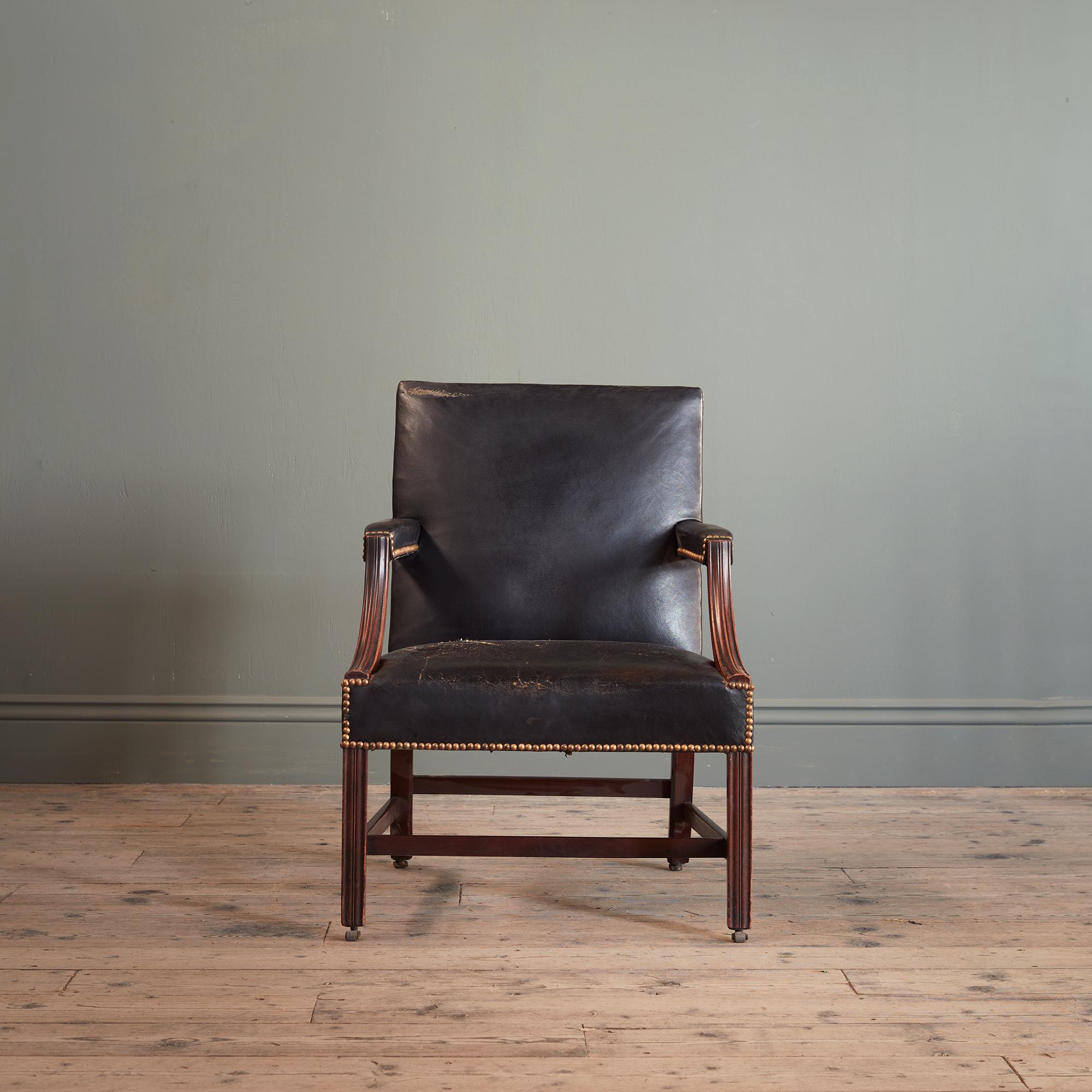 Anglais Paire de chaises Gainsborough en acajou George III en vente