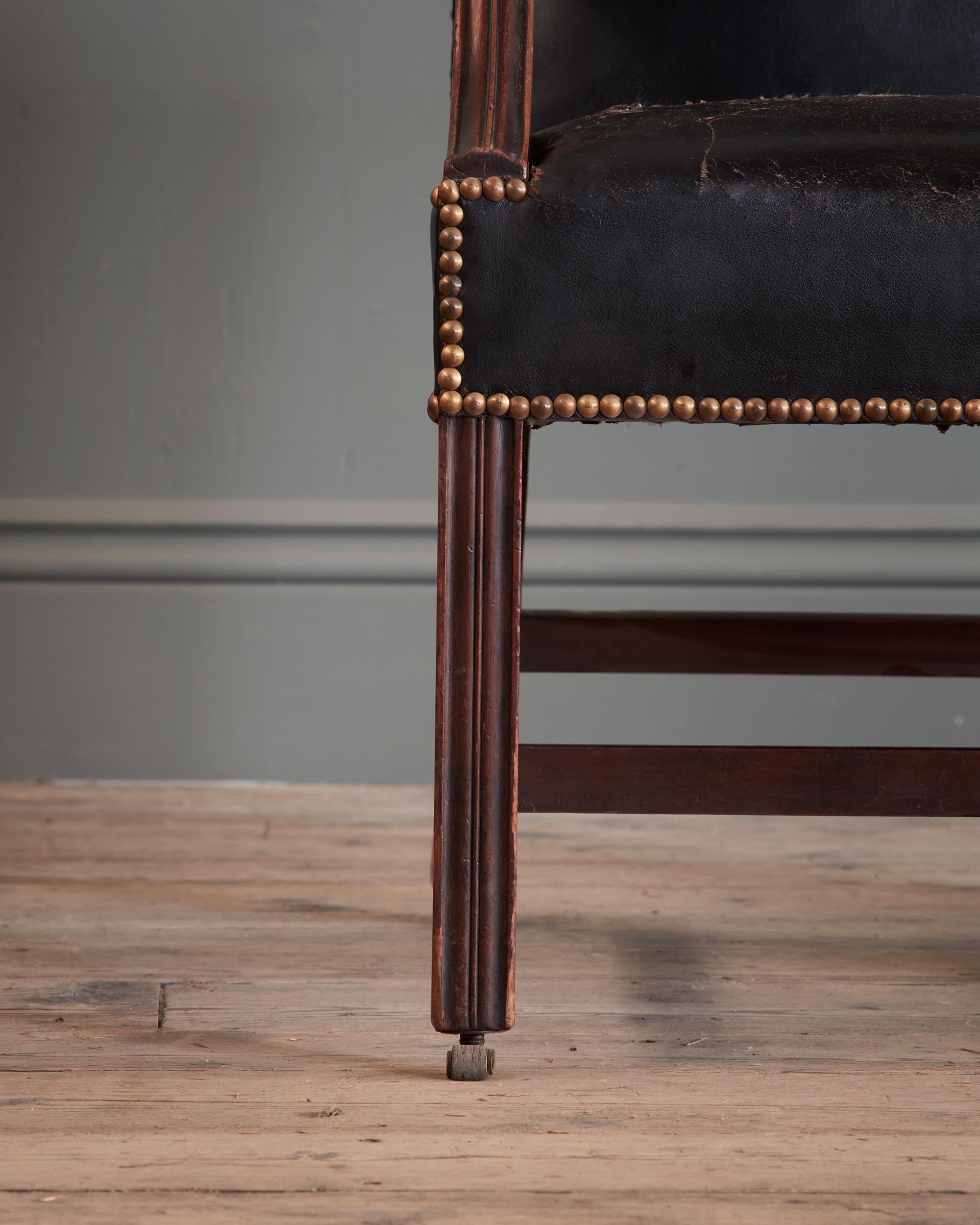 XVIIIe siècle Paire de chaises Gainsborough en acajou George III en vente