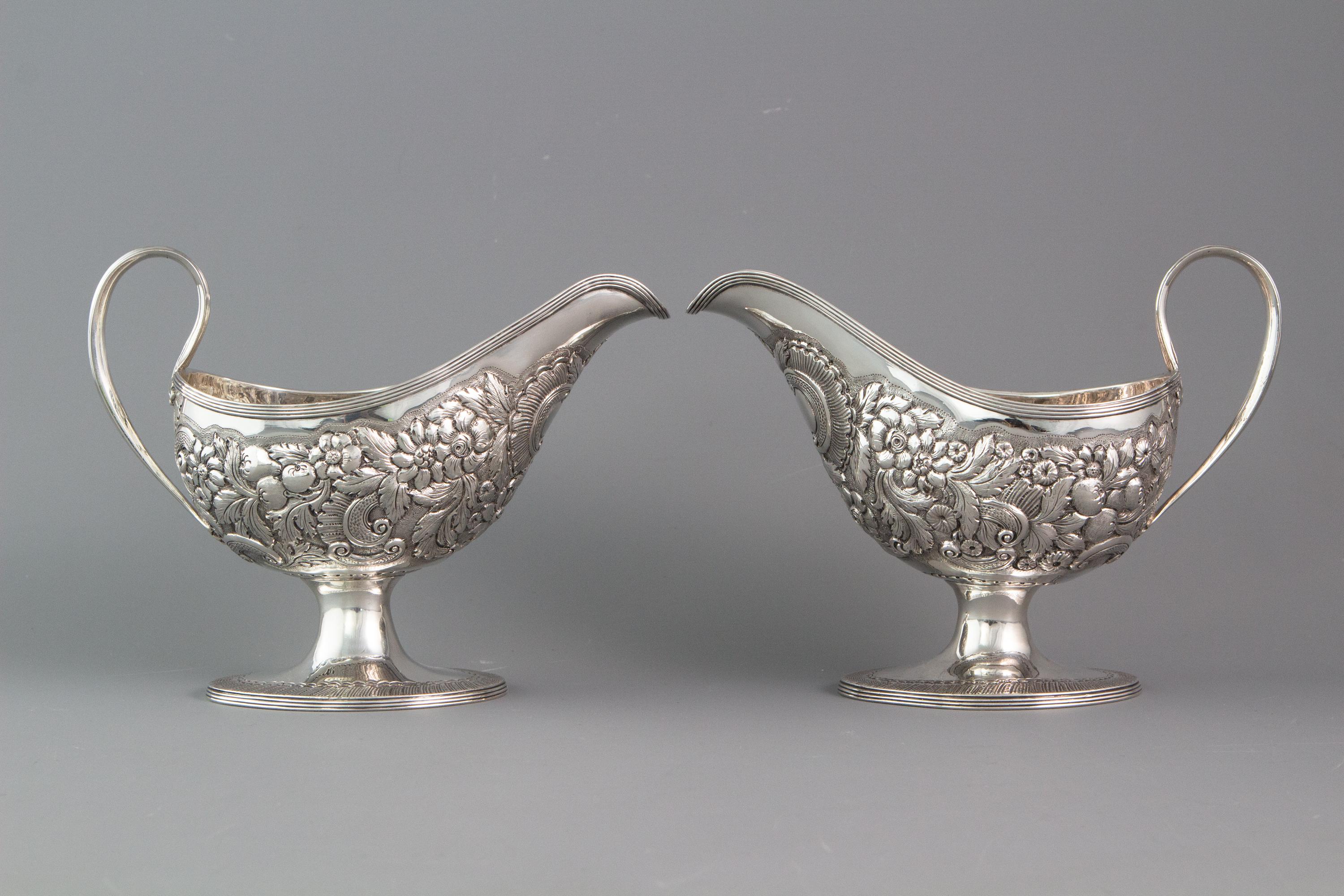 Pair of Irish George III Pedestal Sauce Boats, Dublin, 1789 In Good Condition For Sale In Cornwall, GB