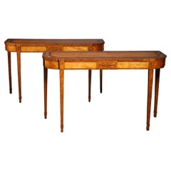 Coppia di tavoli da console in legno satinato decorati in policromia di Giorgio III