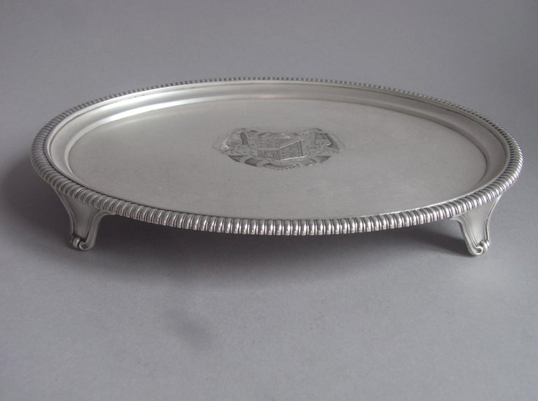 Pair of George III Salvers/Stands Made in London in 1810 by William Frisbee In Good Condition For Sale In London, GB