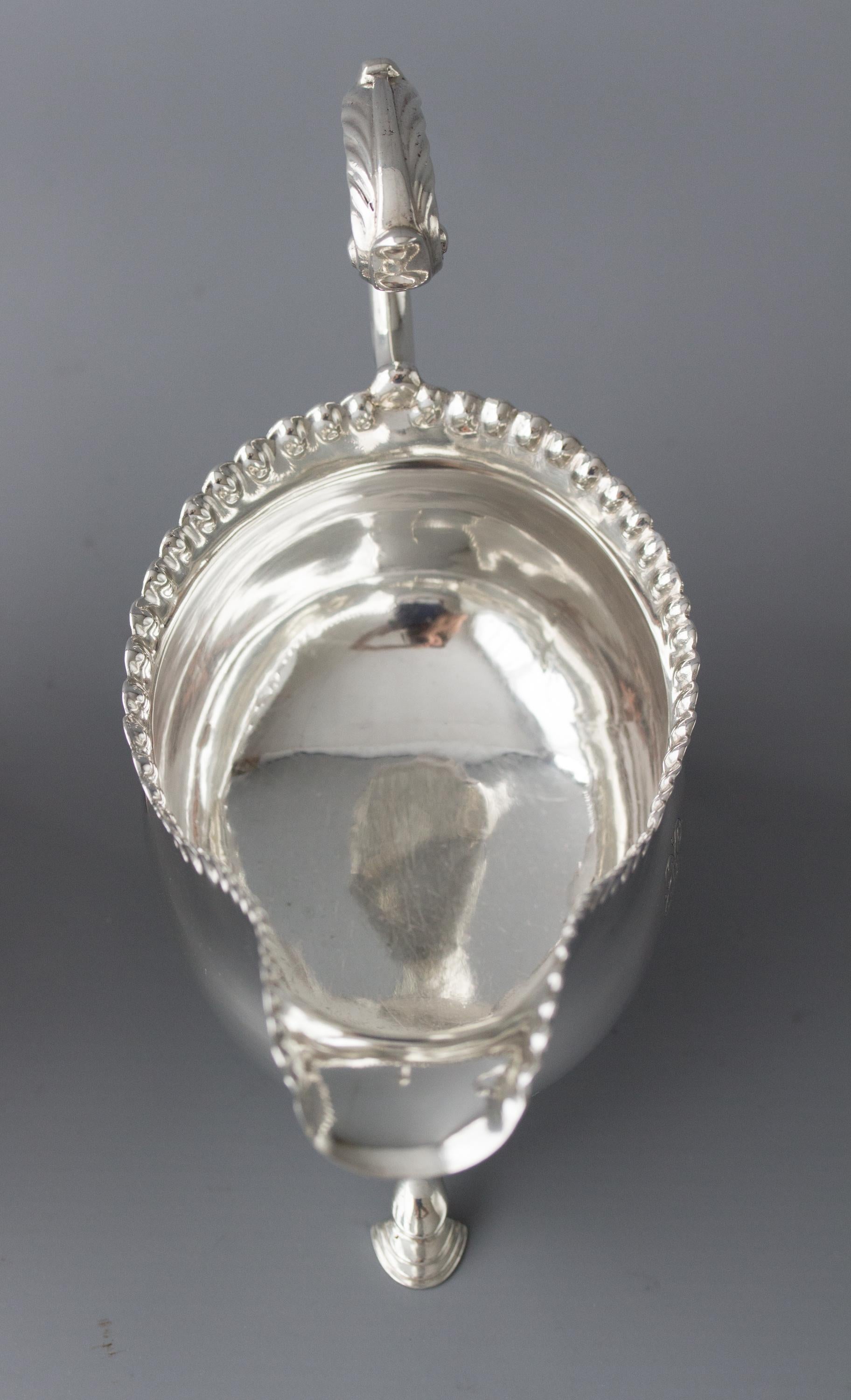 Pareja de salseras de plata de Jorge III, Londres 1768 por W & J Priest en venta 5