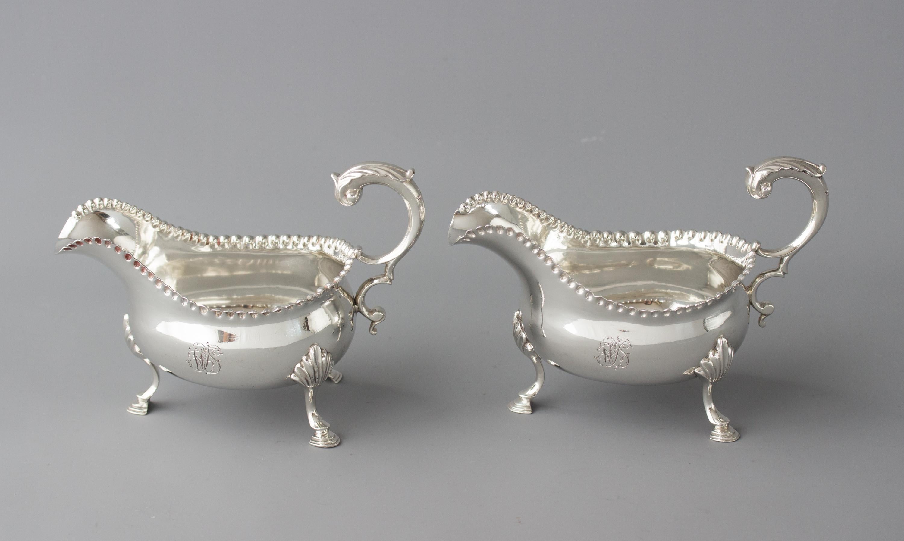 Pareja de salseras de plata de Jorge III, Londres 1768 por W & J Priest en venta 6