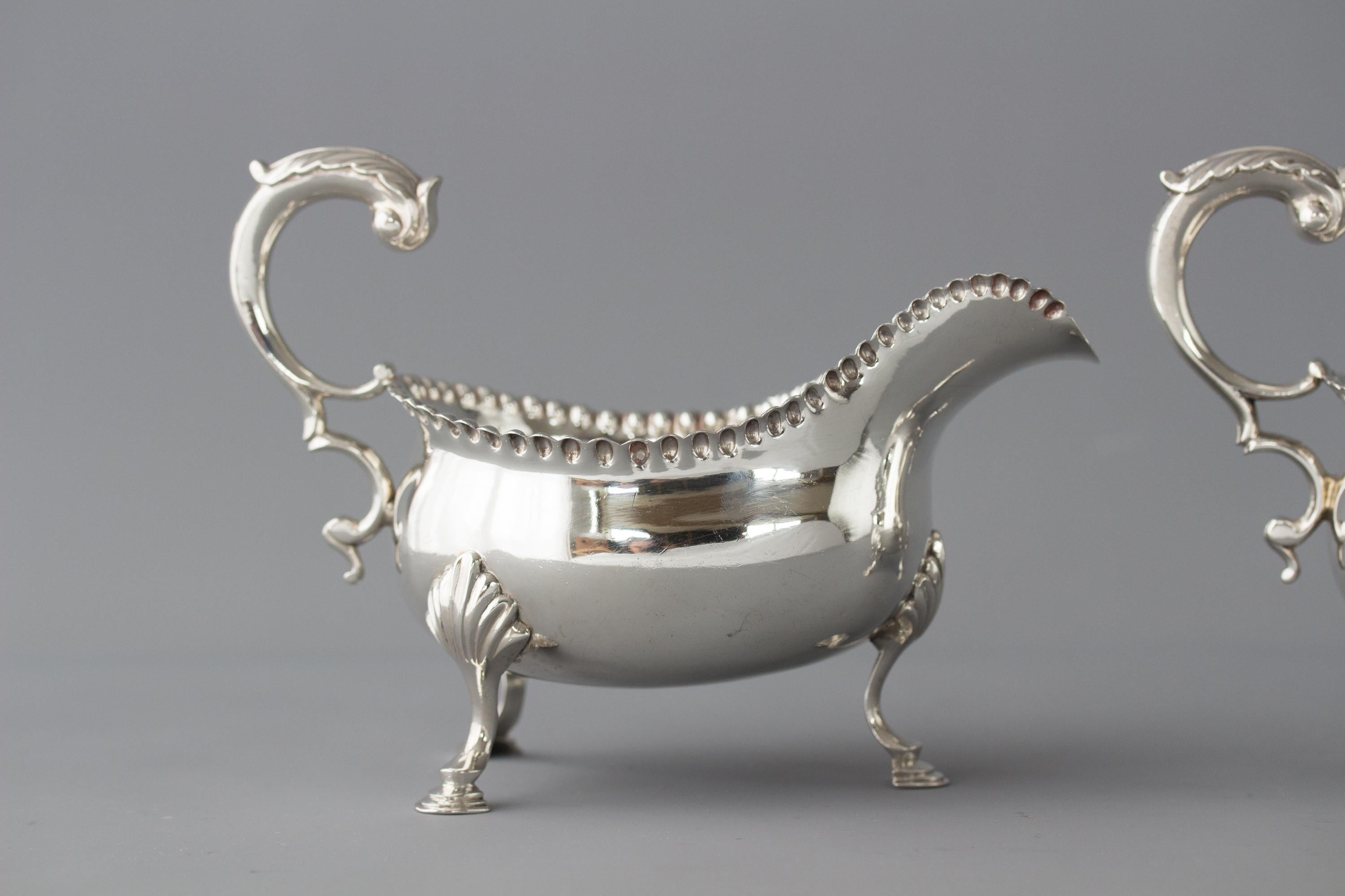 Pareja de salseras de plata de Jorge III, Londres 1768 por W & J Priest Plata esterlina en venta