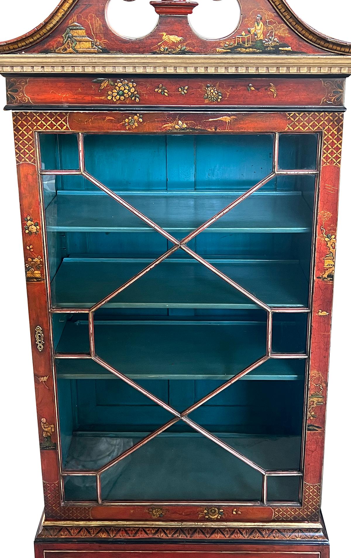 Paire d'armoires de présentation de style George III décorées d'écarlates et de chinoiseries en vente 3