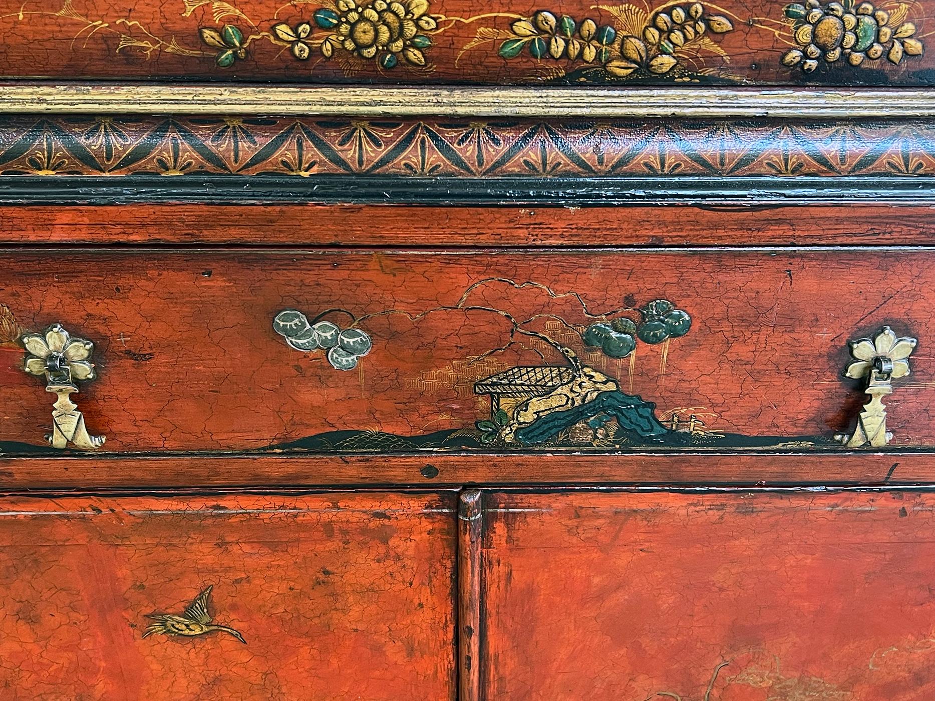 Anglais Paire d'armoires de présentation de style George III décorées d'écarlates et de chinoiseries en vente