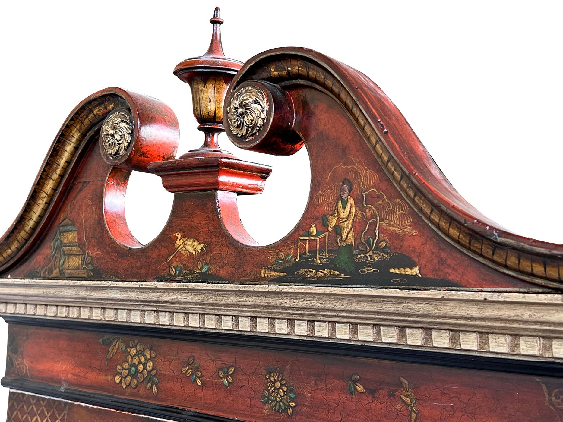 Paire d'armoires de présentation de style George III décorées d'écarlates et de chinoiseries Bon état - En vente à San Francisco, CA
