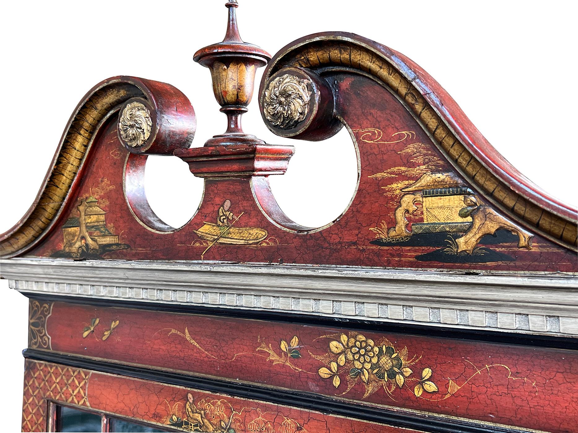 XIXe siècle Paire d'armoires de présentation de style George III décorées d'écarlates et de chinoiseries en vente