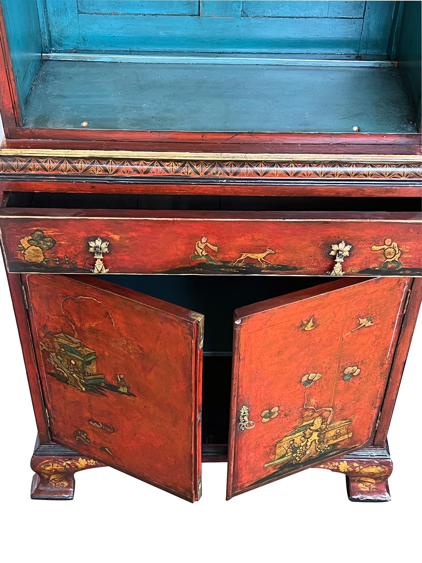 Paar scharlachrote Chinoiserie-Vitrinen im George-III-Stil, dekoriert (Holz) im Angebot