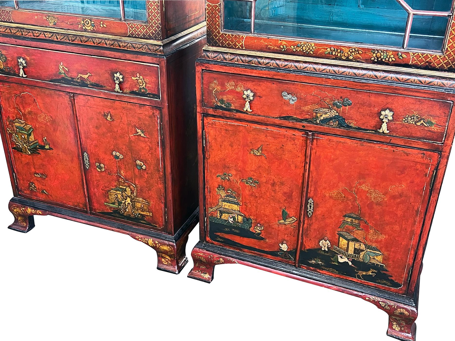 Paire d'armoires de présentation de style George III décorées d'écarlates et de chinoiseries en vente 2