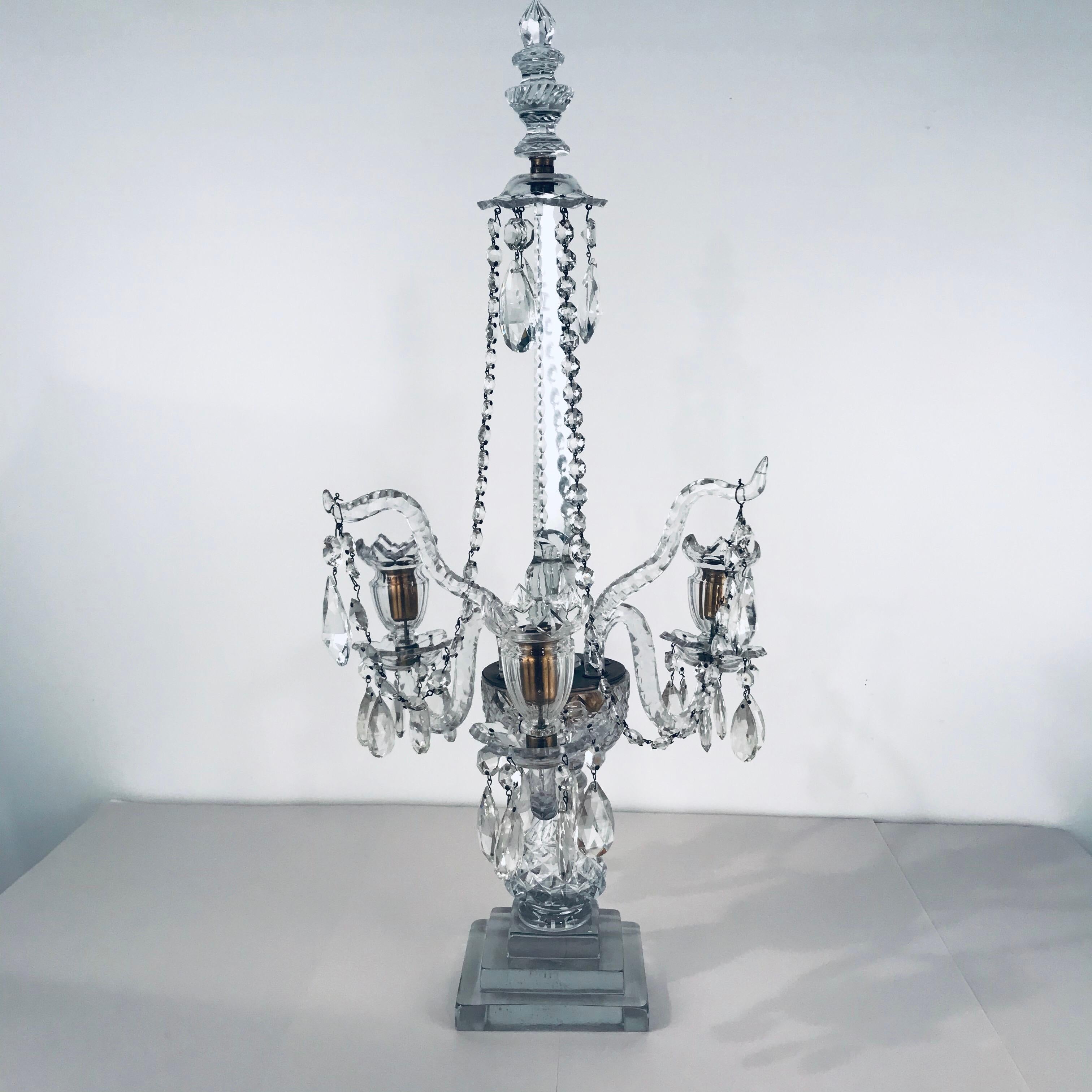 Ein Paar dreiflammige George III.-Leuchten  Bleikristall-Kronleuchter/Kandelaber (Handgefertigt)