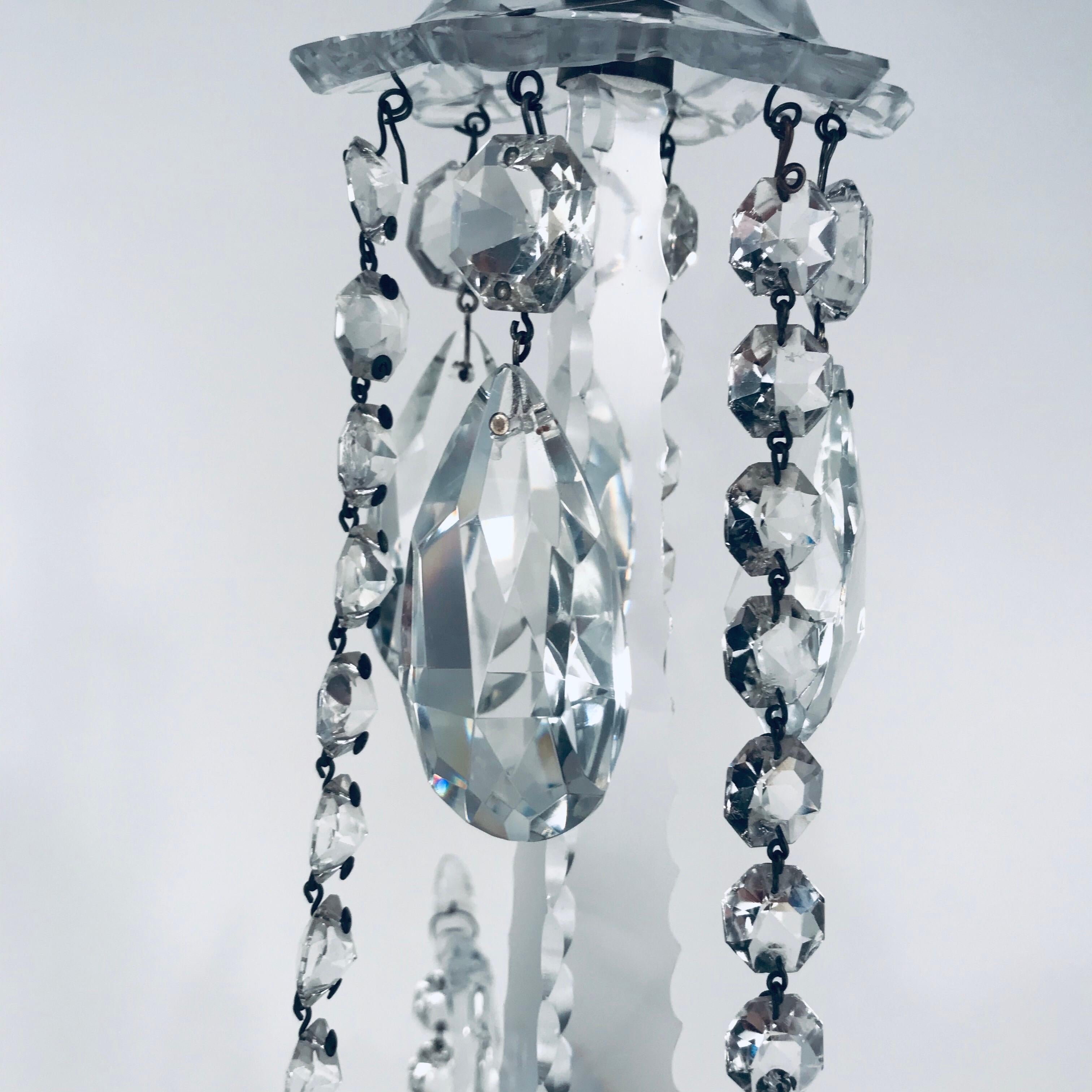 Ein Paar dreiflammige George III.-Leuchten  Bleikristall-Kronleuchter/Kandelaber (Frühes 19. Jahrhundert)