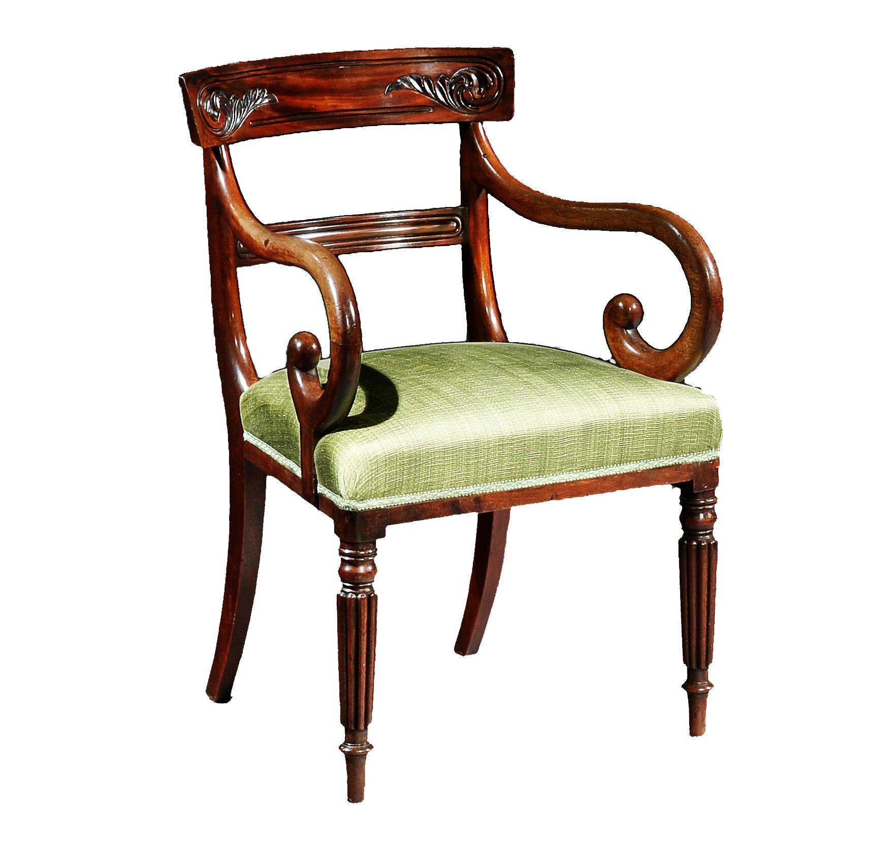 Une belle paire de chaises de sculpteur en acajou de style George IV. Les dossiers sculptés et façonnés, au-dessus d'une douille centrale cannelée, avec des sièges rembourrés, reposent sur des pieds cannelés tournés.