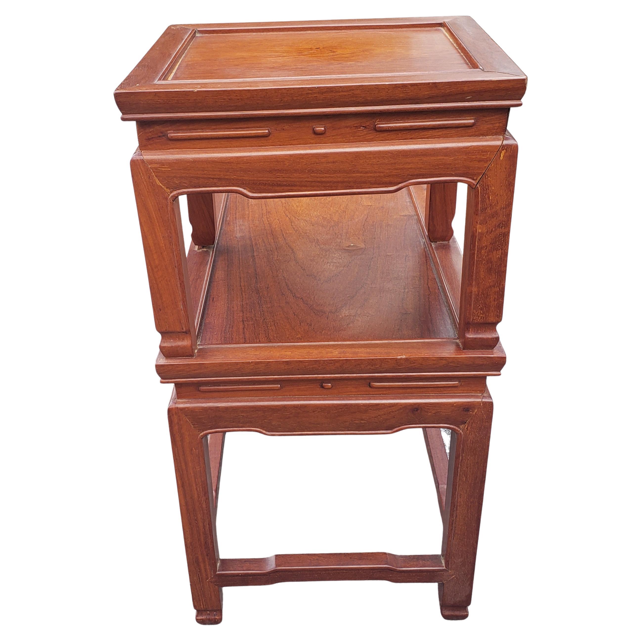 Zwei Beistelltische aus Palisanderholz mit zwei Ebenen von George Zee, ca. 1960er Jahre (Holzarbeit) im Angebot