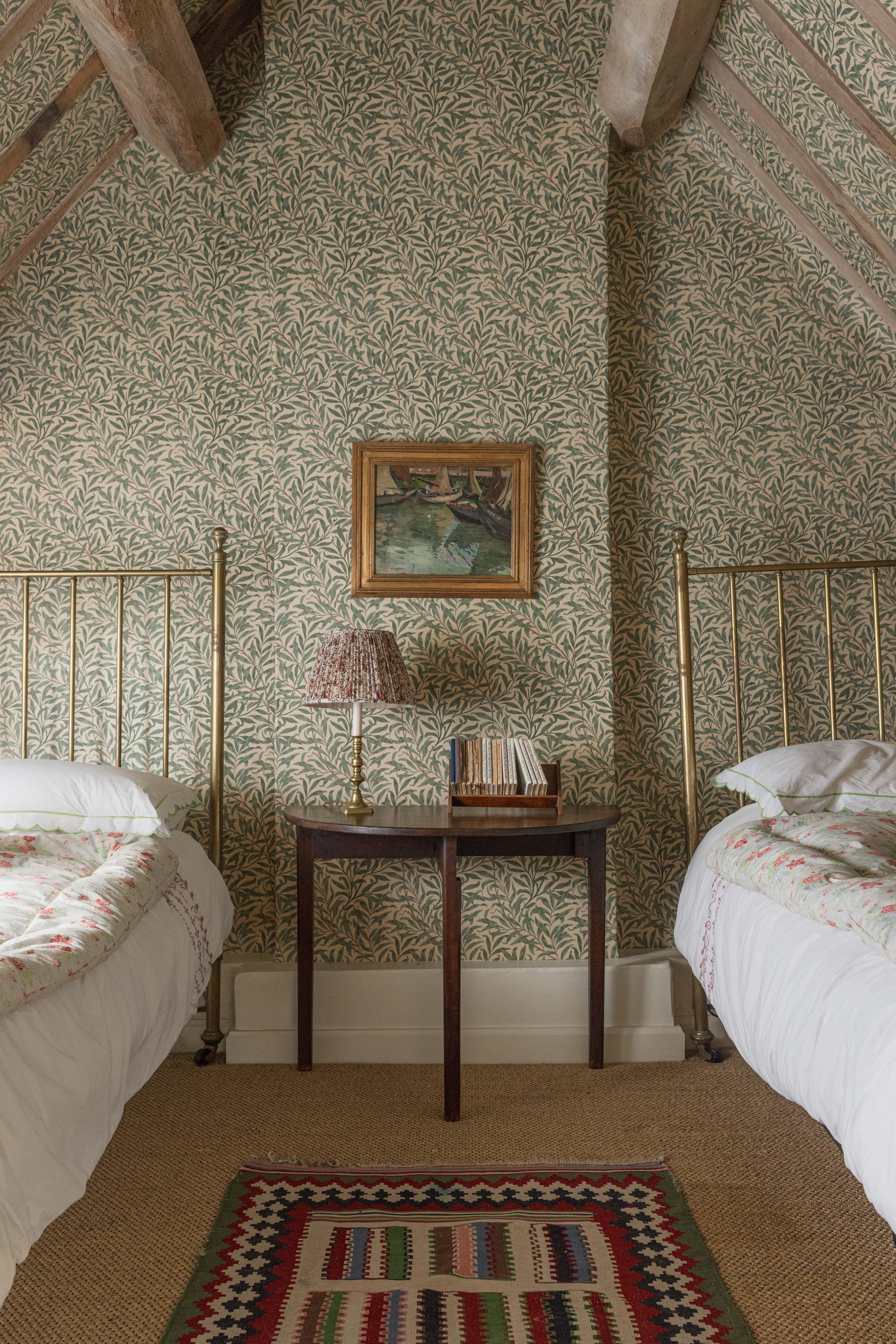 Un par de mesas auxiliares demi-lune plegables especialmente atractivas. Un buen ejemplo de diseño georgiano elegante.

Se colocaría perfectamente a ambos lados de la cama o del sofá.

Principios de 1800, Inglaterra