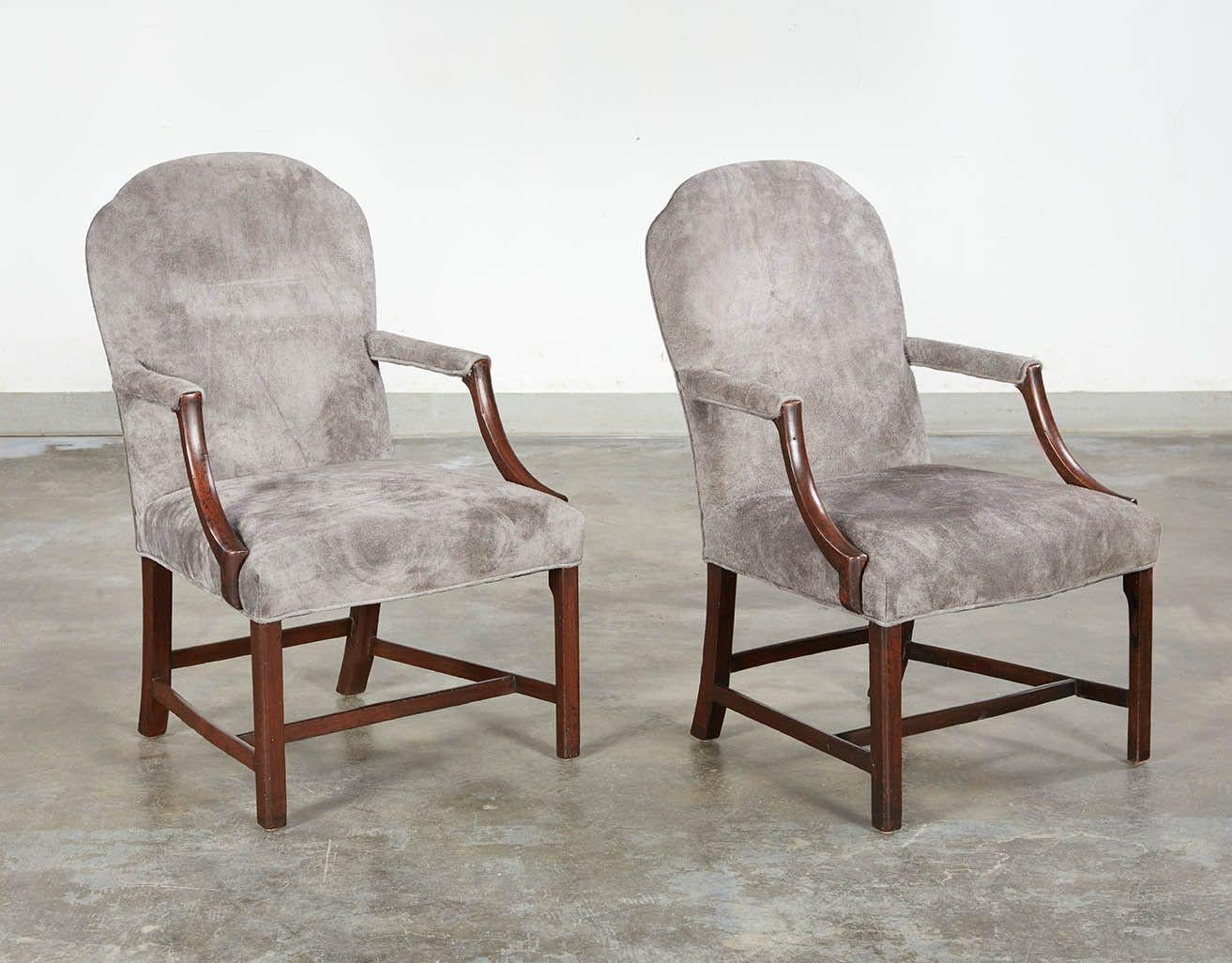Une belle paire de chaises de bibliothèque en acajou et daim de George III, de petite taille mais bien proportionnée, le dossier en forme sur des accoudoirs inclinés vers le bas, l'assise rembourrée sur des pieds fuselés carrés avec un coin perlé,