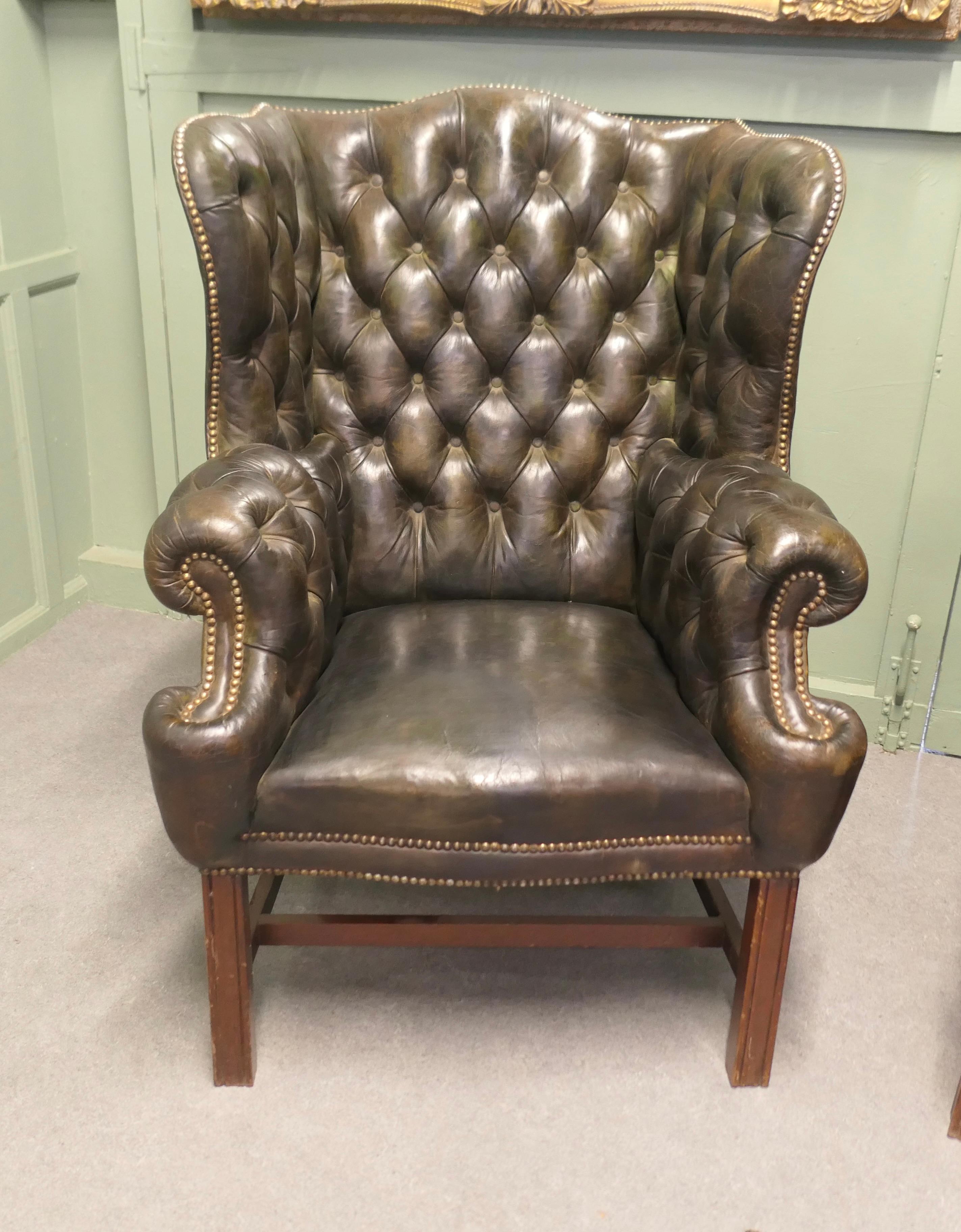 Ein Paar Georgian Style Gentleman's Wing Back Leder Chesterfield Stühle im Zustand „Gut“ im Angebot in Godshill, Isle of Wight