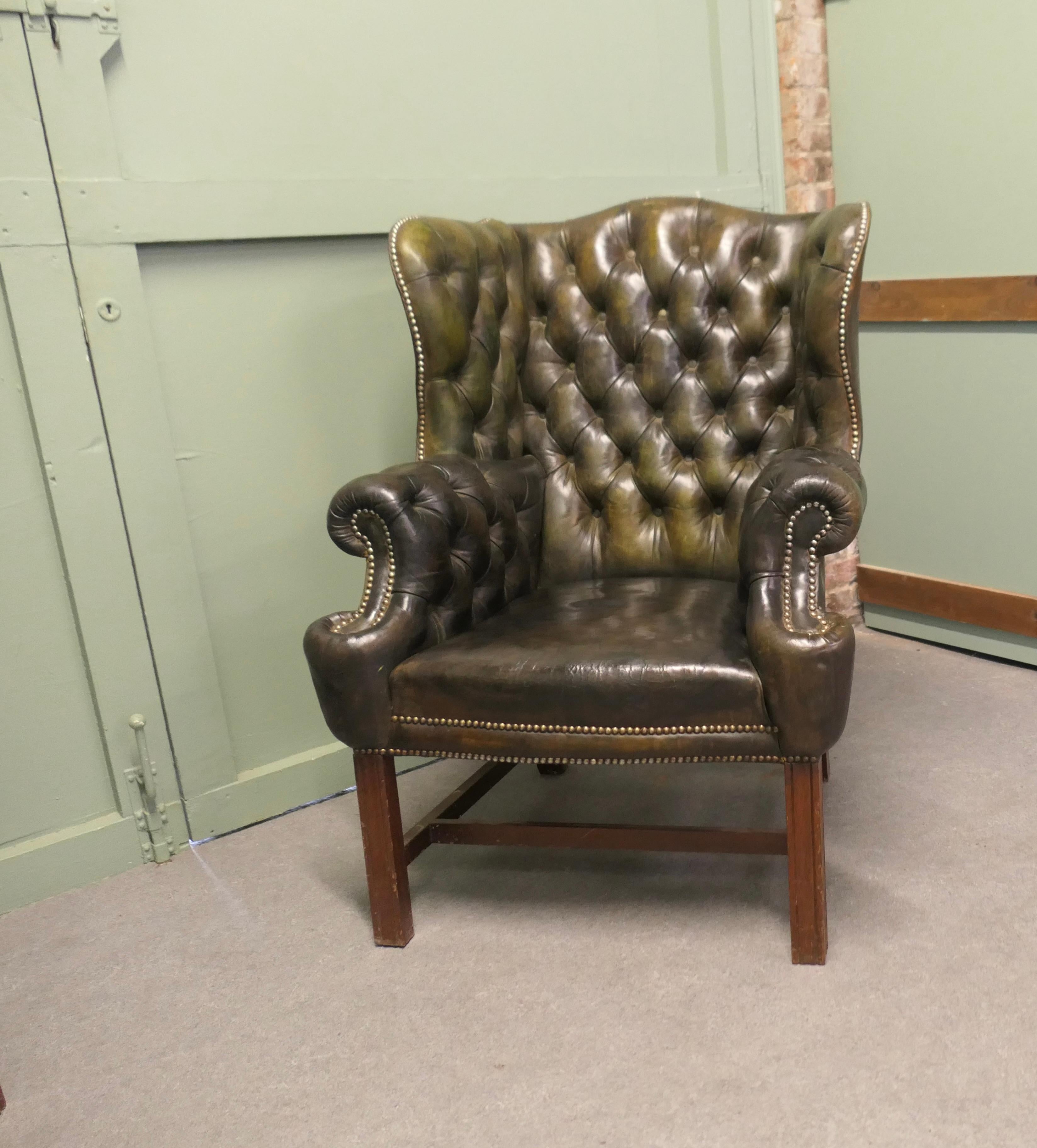 Ein Paar Georgian Style Gentleman's Wing Back Leder Chesterfield Stühle (Frühes 20. Jahrhundert) im Angebot