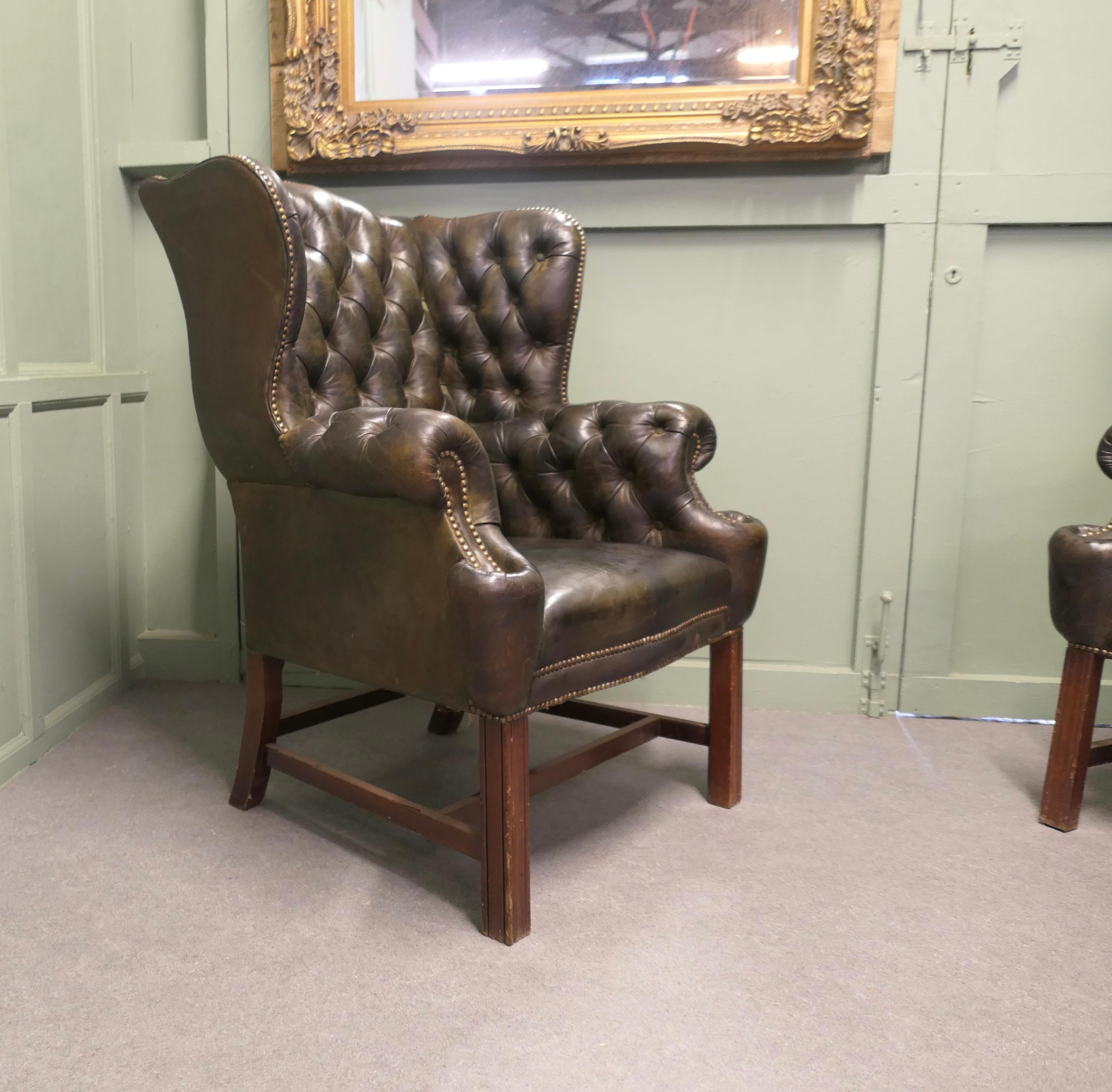 Ein Paar Georgian Style Gentleman's Wing Back Leder Chesterfield Stühle im Angebot 1