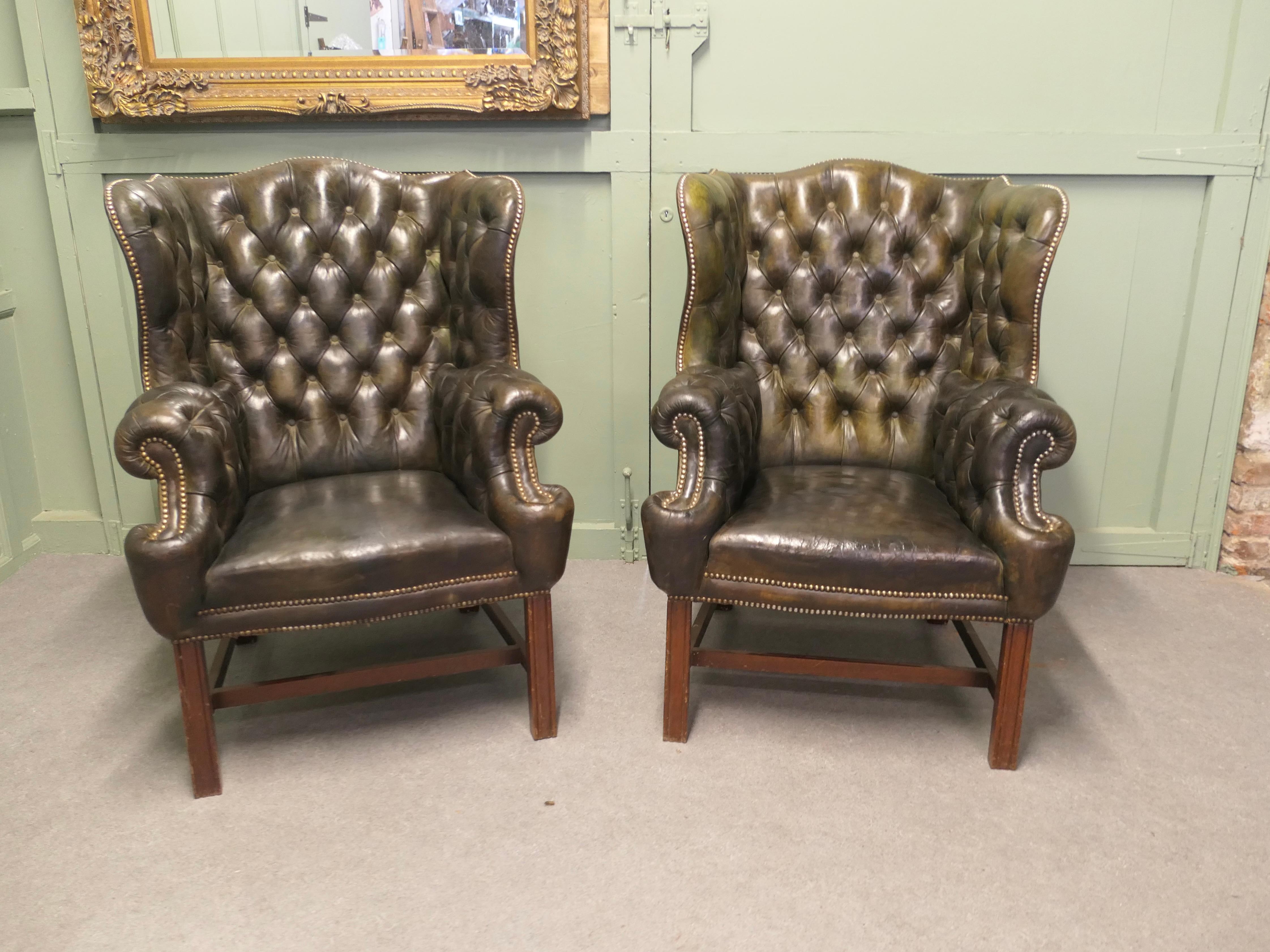 Ein Paar Georgian Style Gentleman's Wing Back Leder Chesterfield Stühle im Angebot 2