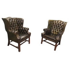 Paire de chaises Chesterfield en cuir à dossier en forme d
aile, de style géorgien, pour homme