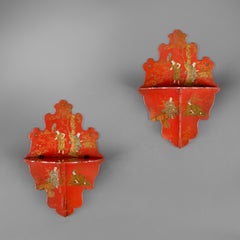 Une paire de consoles murales de style géorgien, en laque rouge, de style chinoiserie
