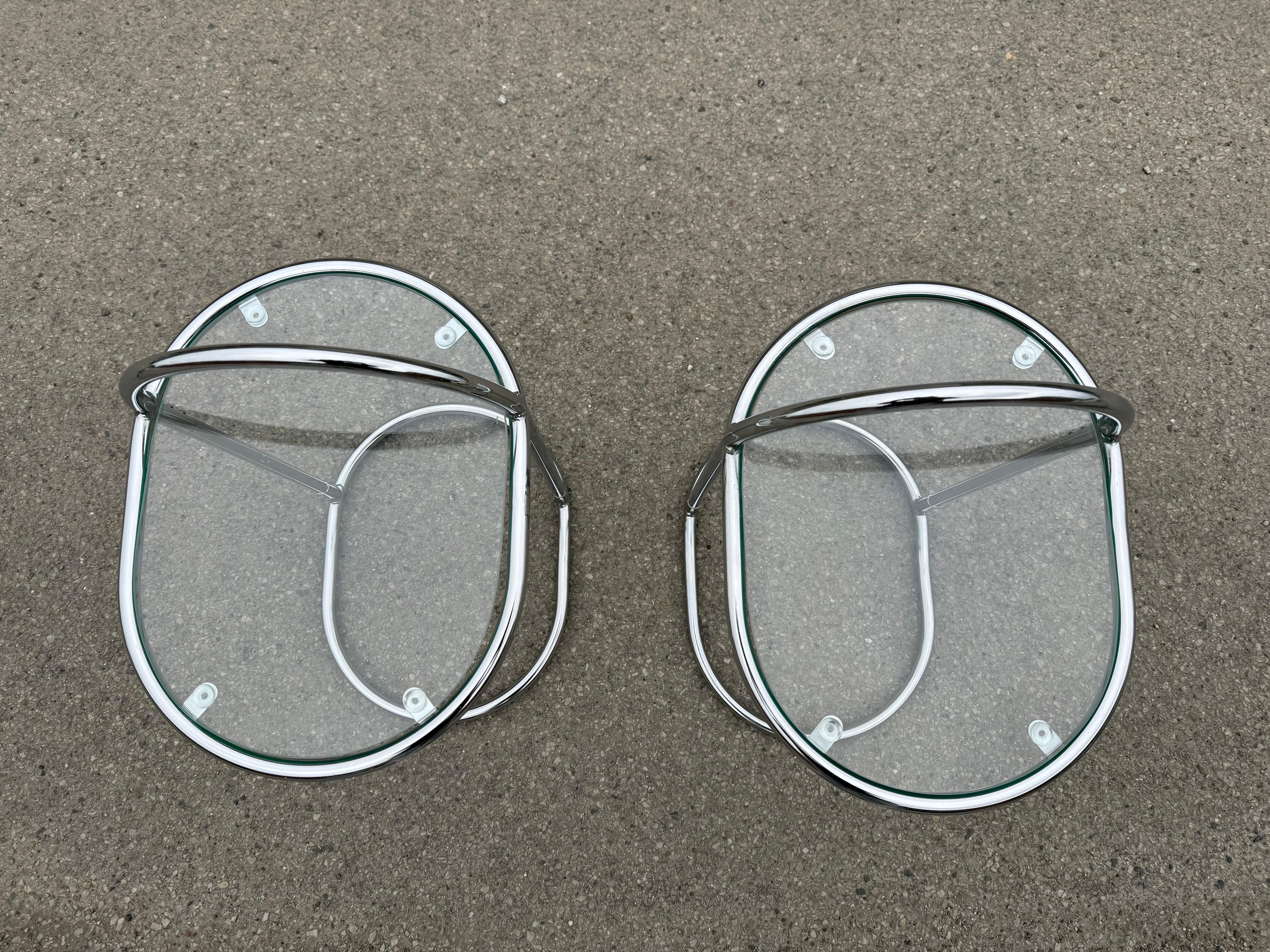 a pair of German 1980´s chrome and glass night stands In Good Condition For Sale In Copenhagen, DK