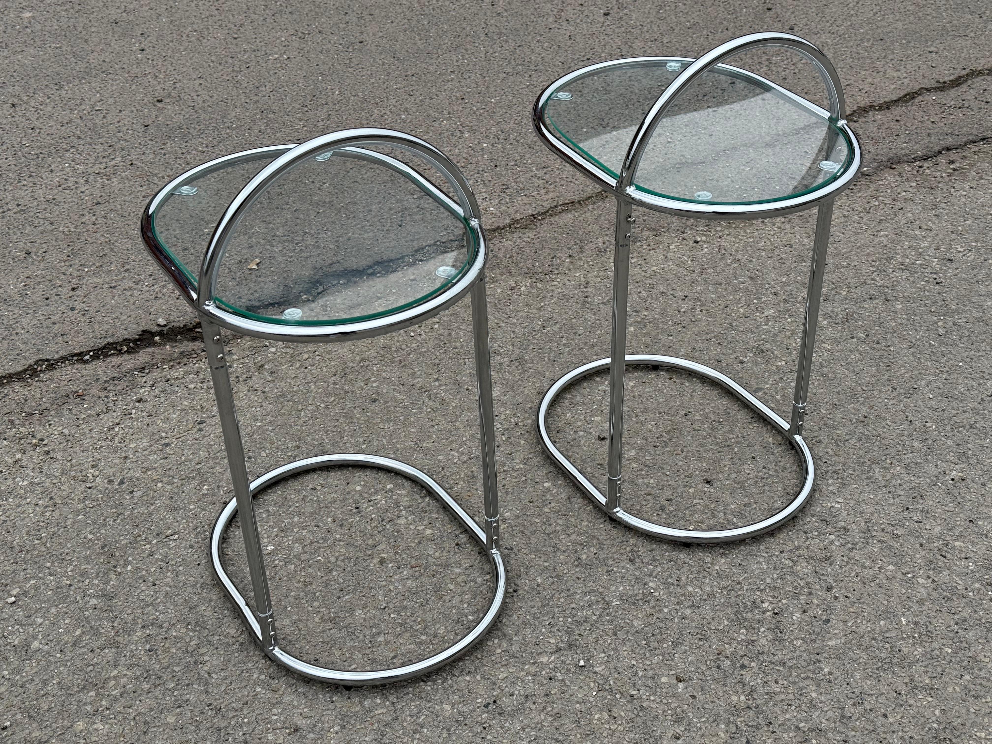 Chrome a pair of German 1980´s chrome and glass night stands For Sale