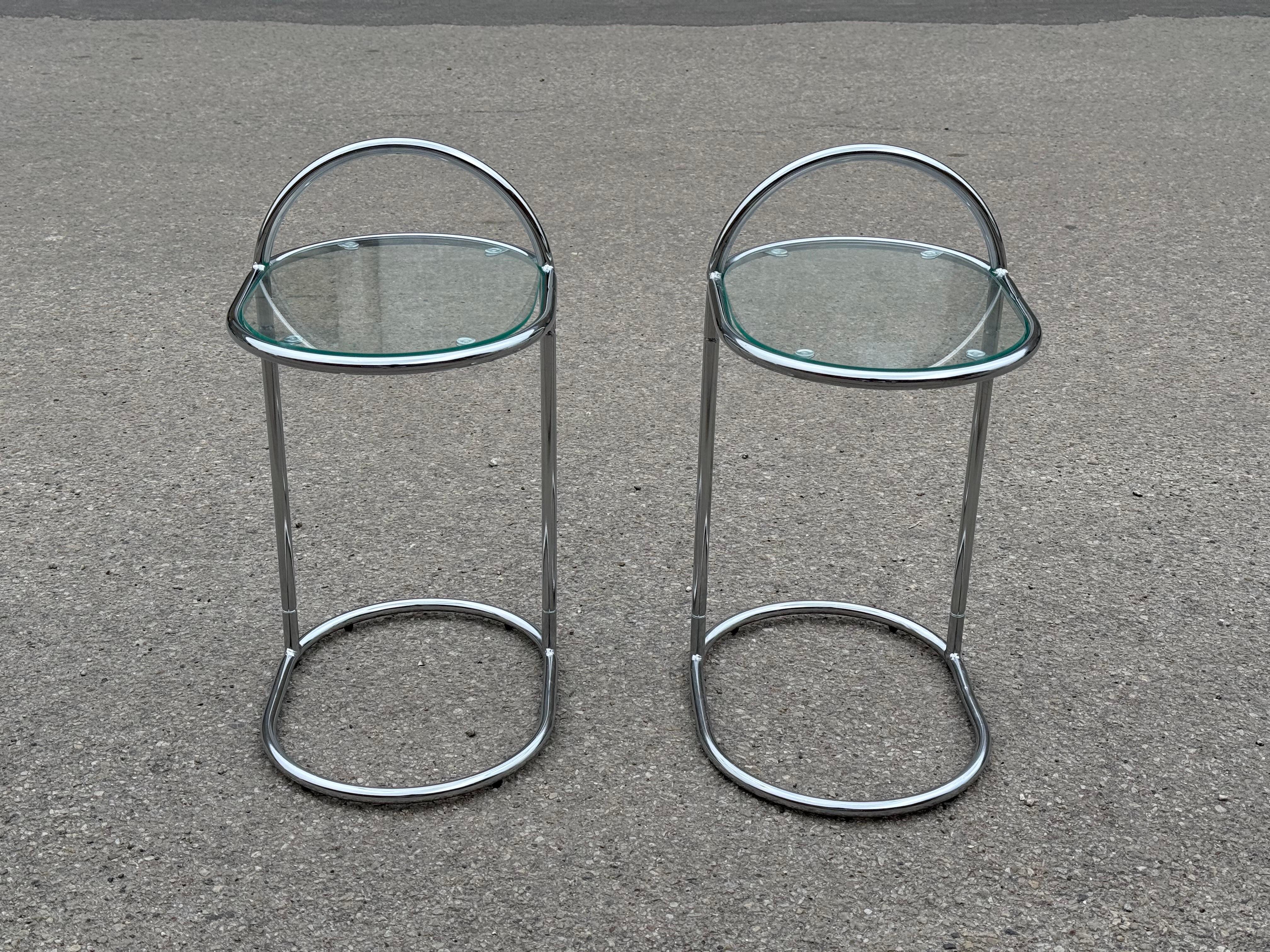 a pair of German 1980´s chrome and glass night stands For Sale 1