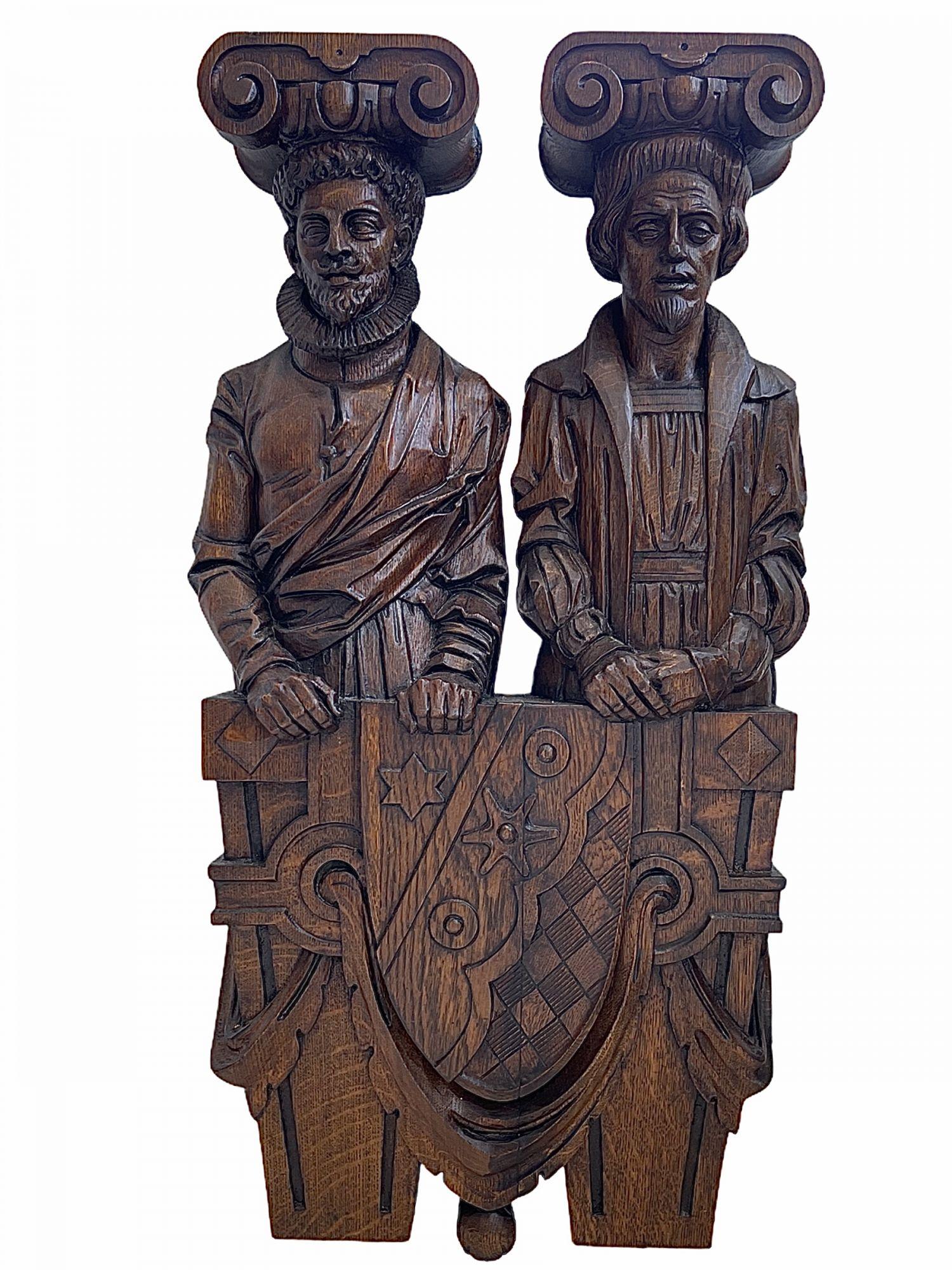 Diese beiden geschnitzten Holzstücke sind von höchster Qualität. Sie waren Teil eines sehr bedeutenden deutschen Bibliothekszimmers in einem Schlösser aus dem frühen 19.