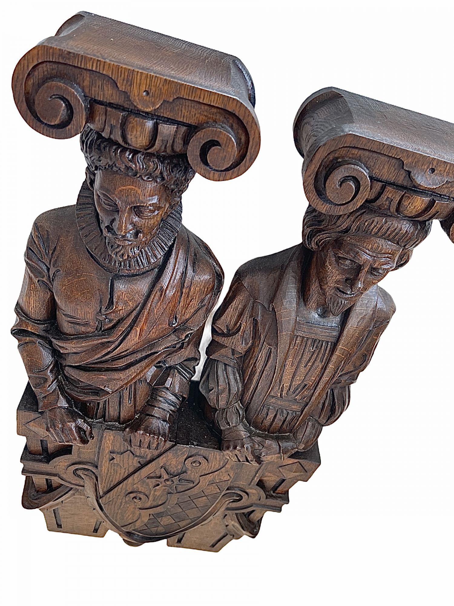 Frühes 19. Jahrhundert Paar deutsche Karyatidenfiguren aus Eiche mit Darstellung des Historismus (Holz)