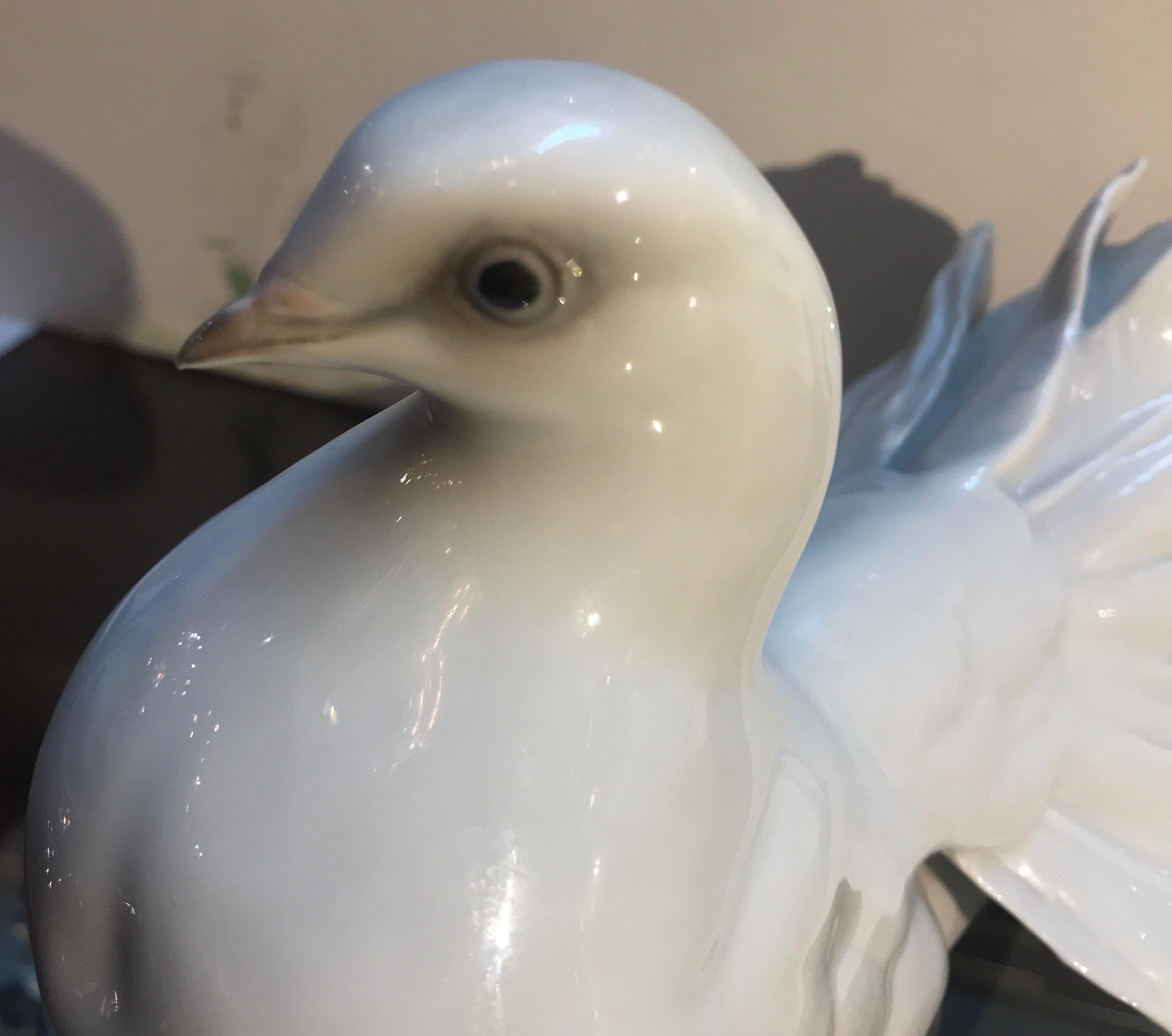 Pair of German Porcelain White Doves, 1930s In Excellent Condition In Lambertville, NJ