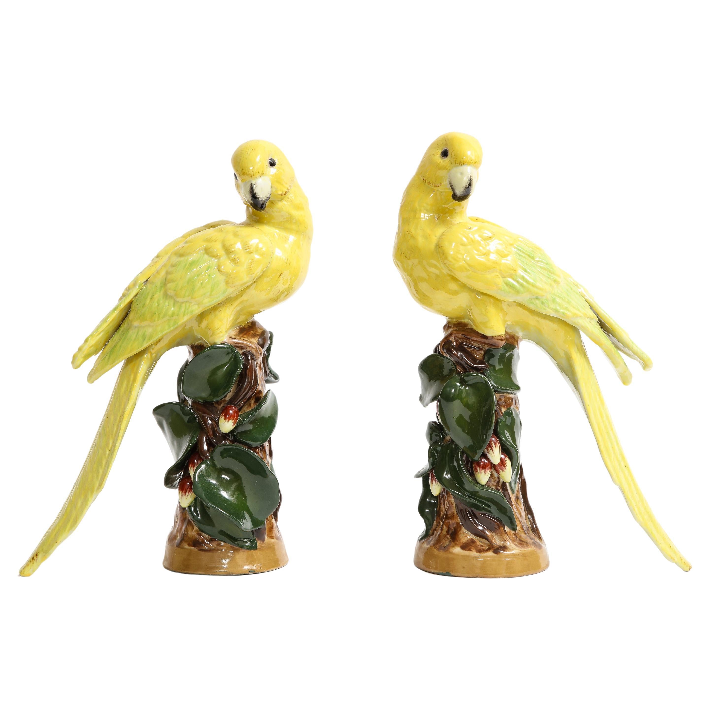 Ein Paar gelbe Vögel aus deutschem Porzellan, geflügelt auf Baumzweigen