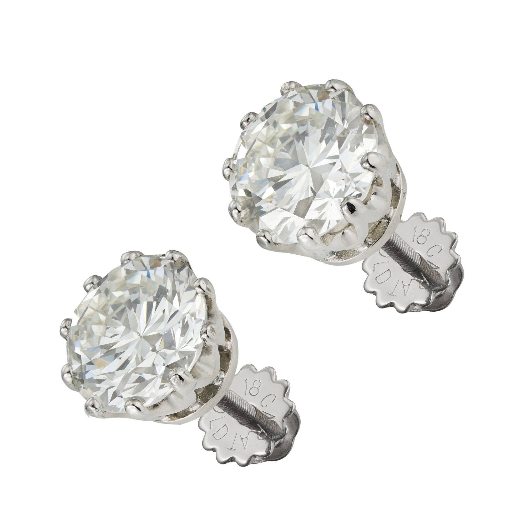 Une paire de boucles d'oreilles en diamant certifiées GIA, l'une avec un diamant rond de taille brillant pesant 2,15 carats de couleur J et de pureté VVS2, l'autre pesant 2,26 carats de couleur J et de pureté VS2, chaque dix griffes serties dans un