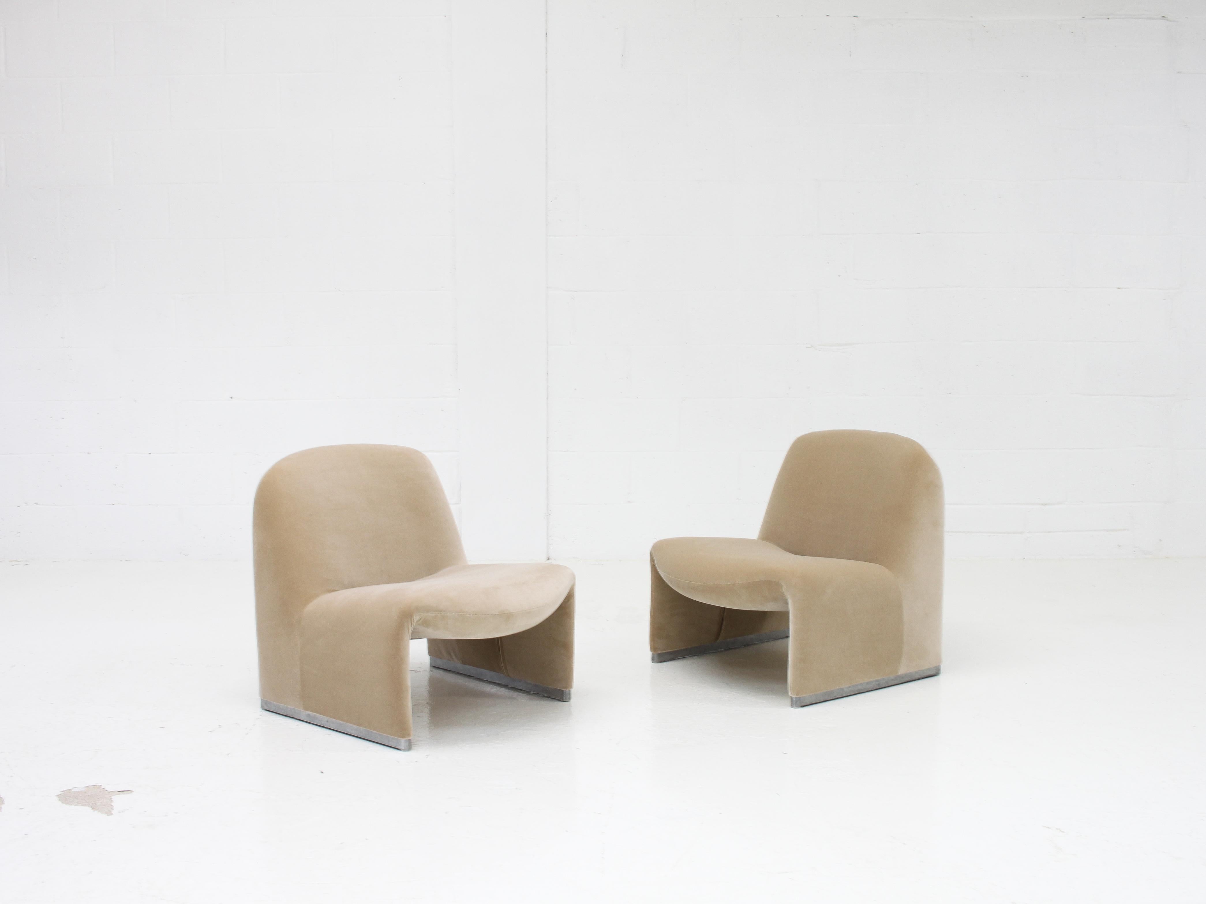 Mid-Century Modern Pair of Giancarlo Piretti “Alky” Chairs in New Velvet, Artifort, 1970s