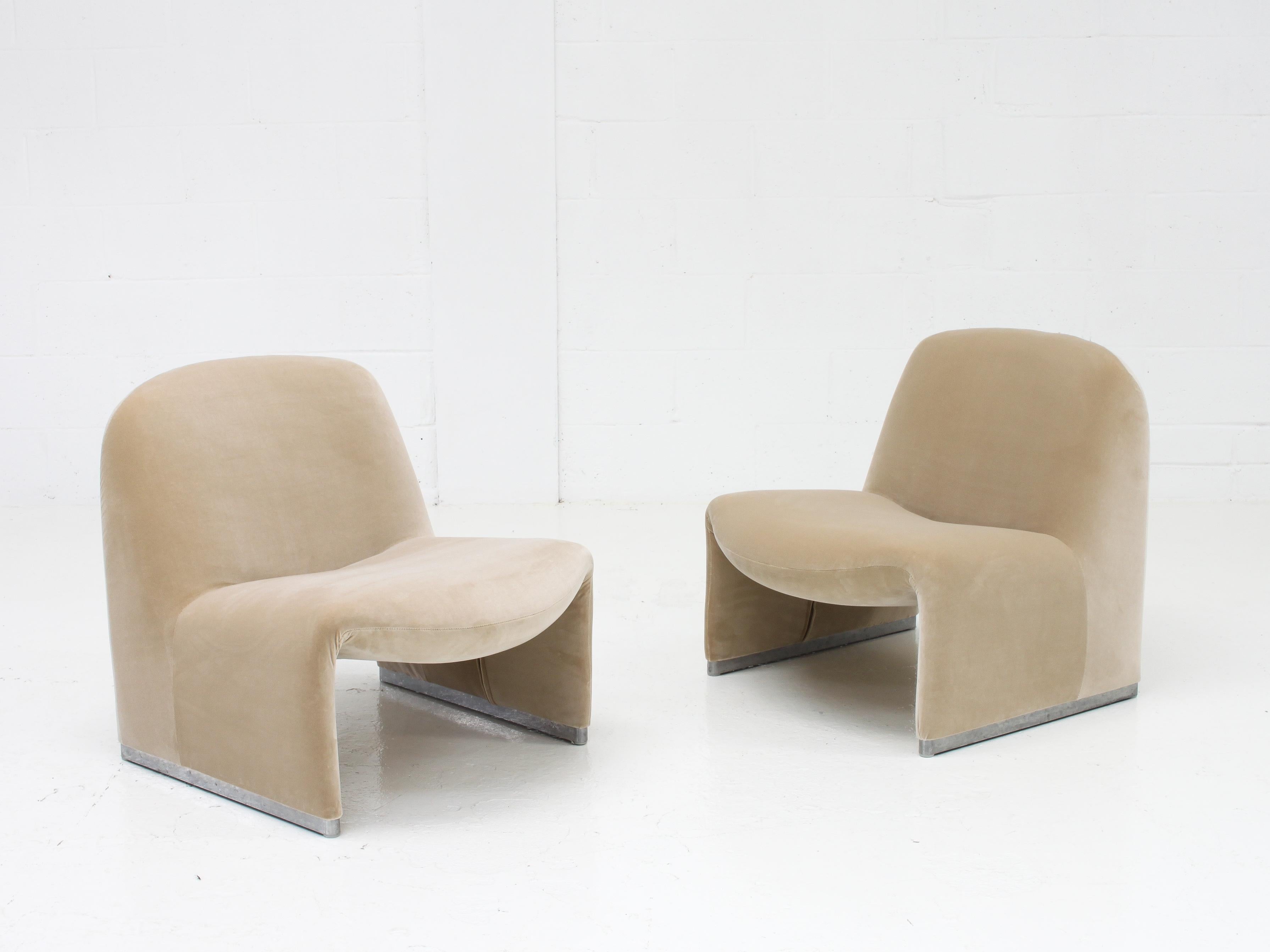 A pair of Giancarlo Piretti “Alky” chairs newly upholstered in Designers Guild linen colored cotton velvet. 

Manufactured by Artifort in the 1970s.

The organic shape offers a minimal appearance but also comfort.

Foam restored where required