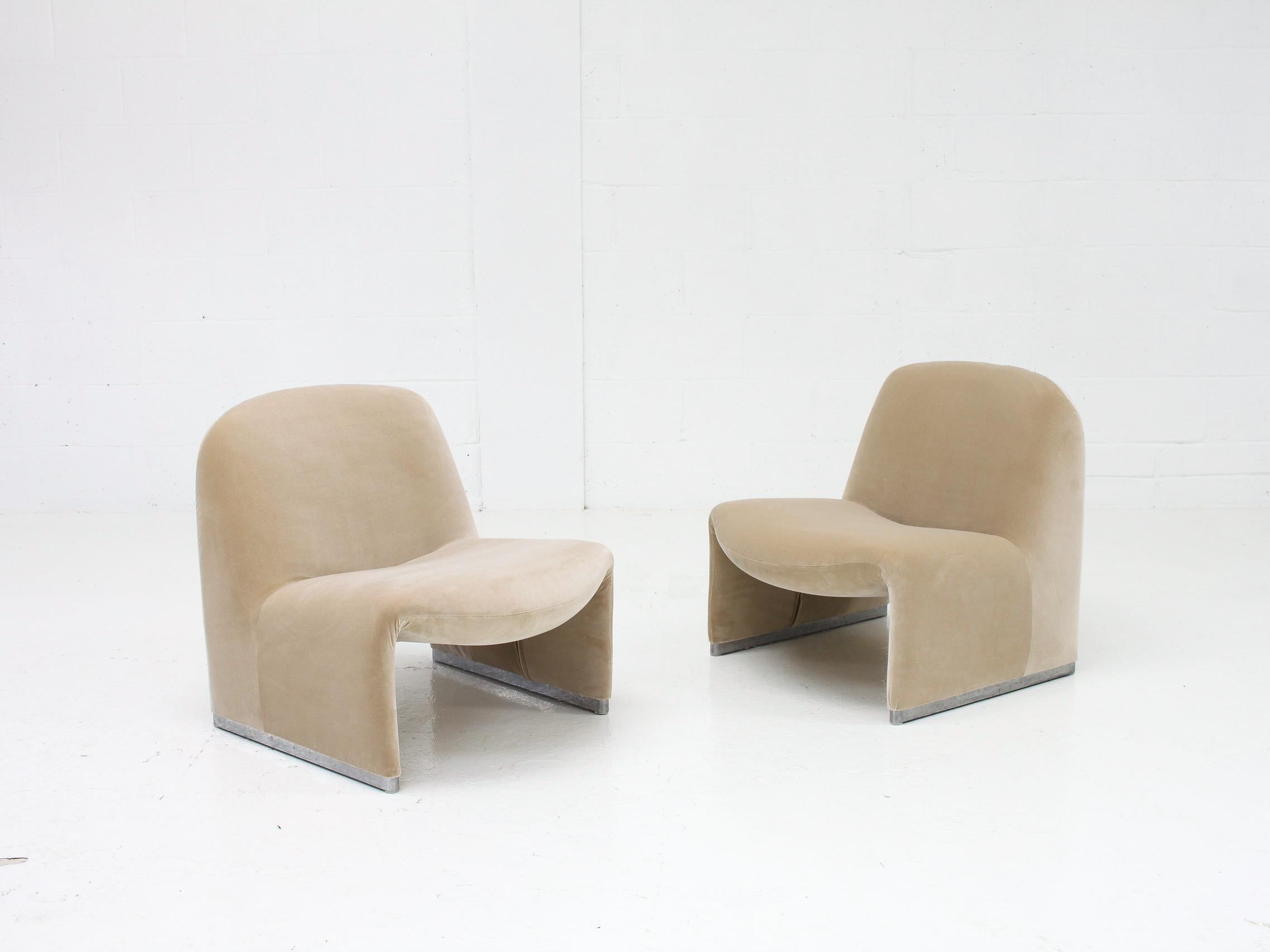 Pair of Giancarlo Piretti “Alky” Chairs in New Velvet, Artifort, 1970s In Good Condition In London Road, Baldock, Hertfordshire