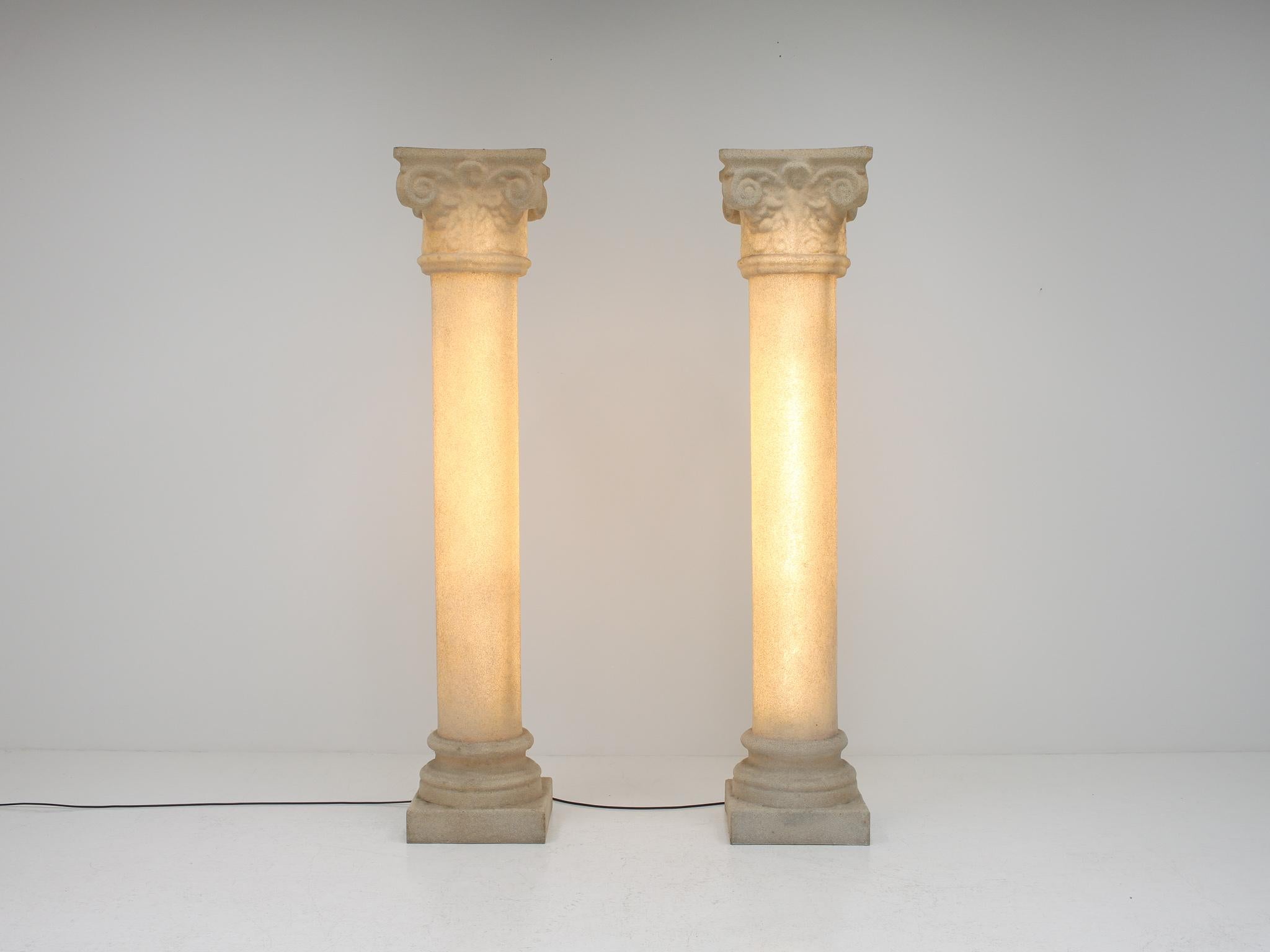 Ein Paar 6,5 Fuß hohe Säulenlampen von Andre Cazenave für Singleton Italien, 1970er Jahre im Angebot 6