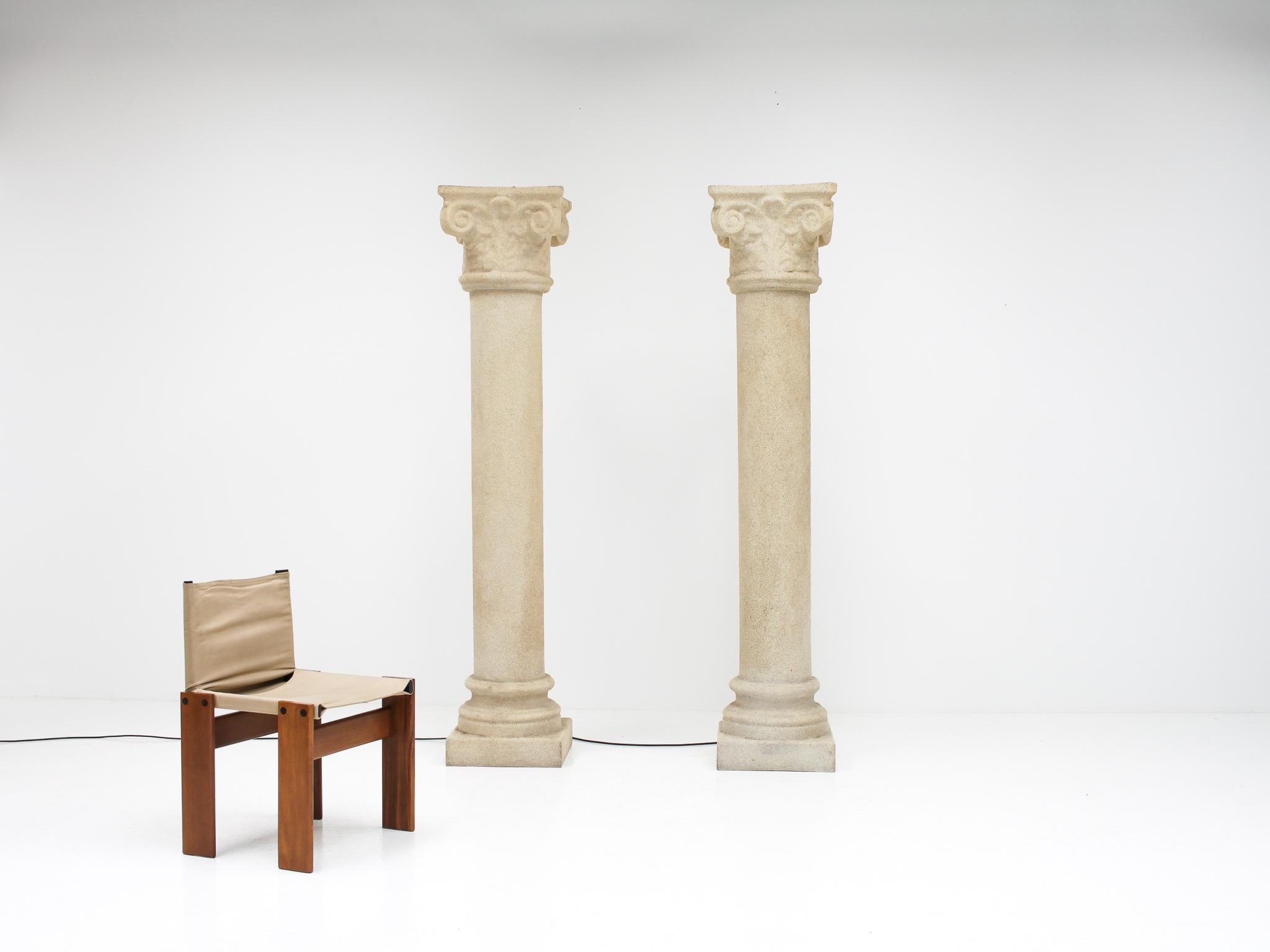 Ein sehr schwer zu findendes, sehr sammelwürdiges und beeindruckendes Paar Säulenlampen des französischen Designers André Cazenave für Singleton, Italien, 1970er Jahre.

Die aus Glasfaser und gemahlenem Marmormehl hergestellten Strukturen strahlen