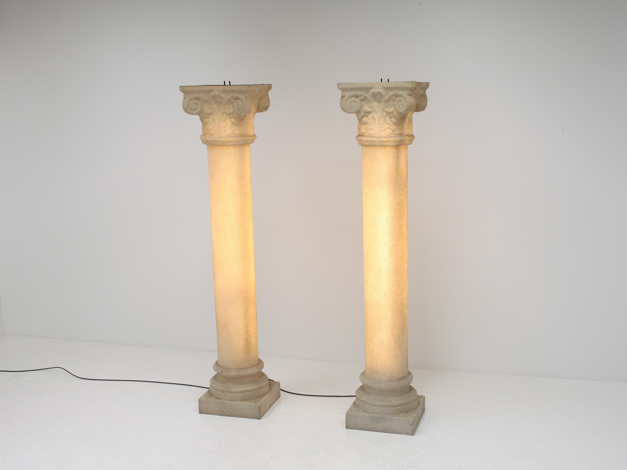 Ein Paar 6,5 Fuß hohe Säulenlampen von Andre Cazenave für Singleton Italien, 1970er Jahre im Angebot 1