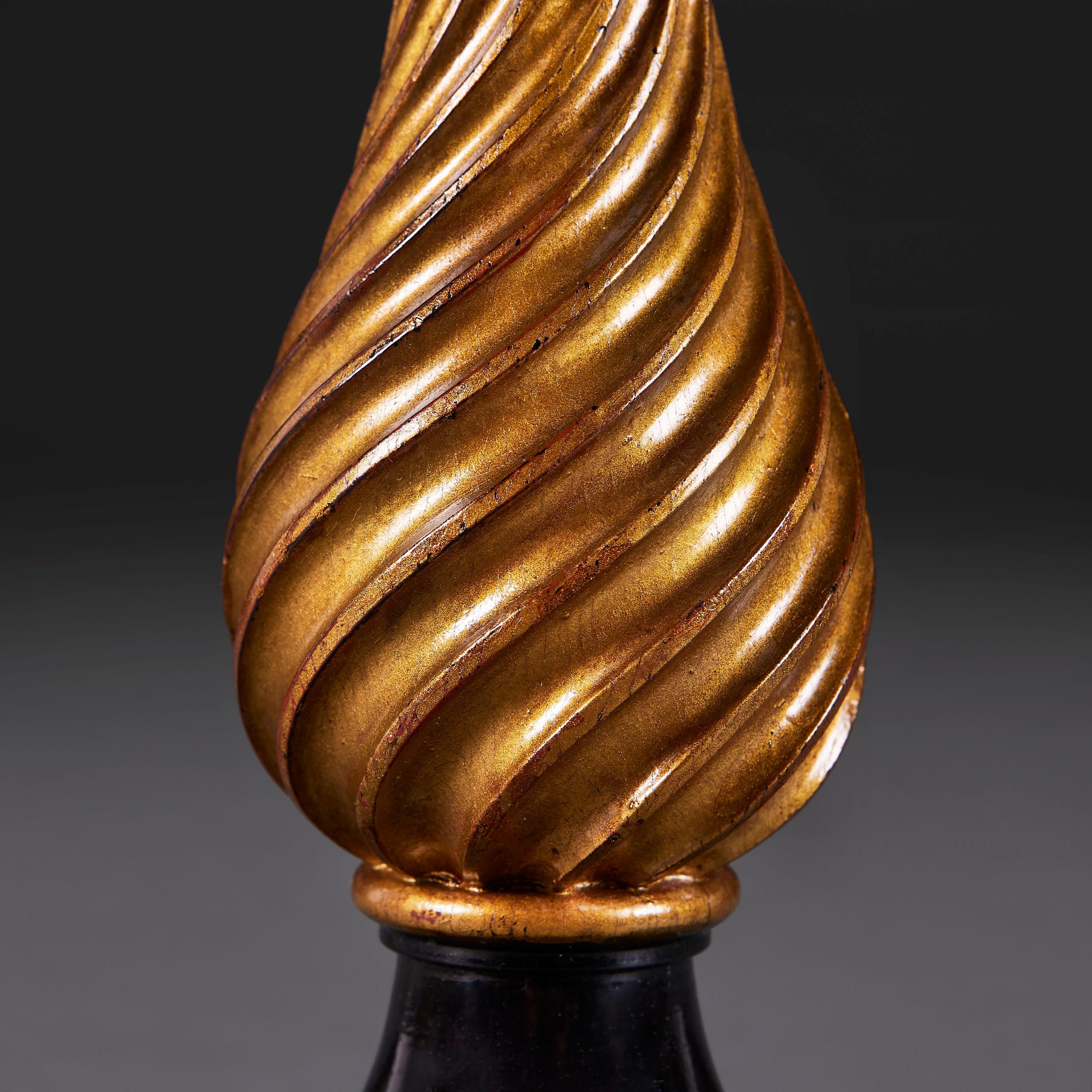 Anglais Paire de lampes à balustre en forme de spirale dorée en vente