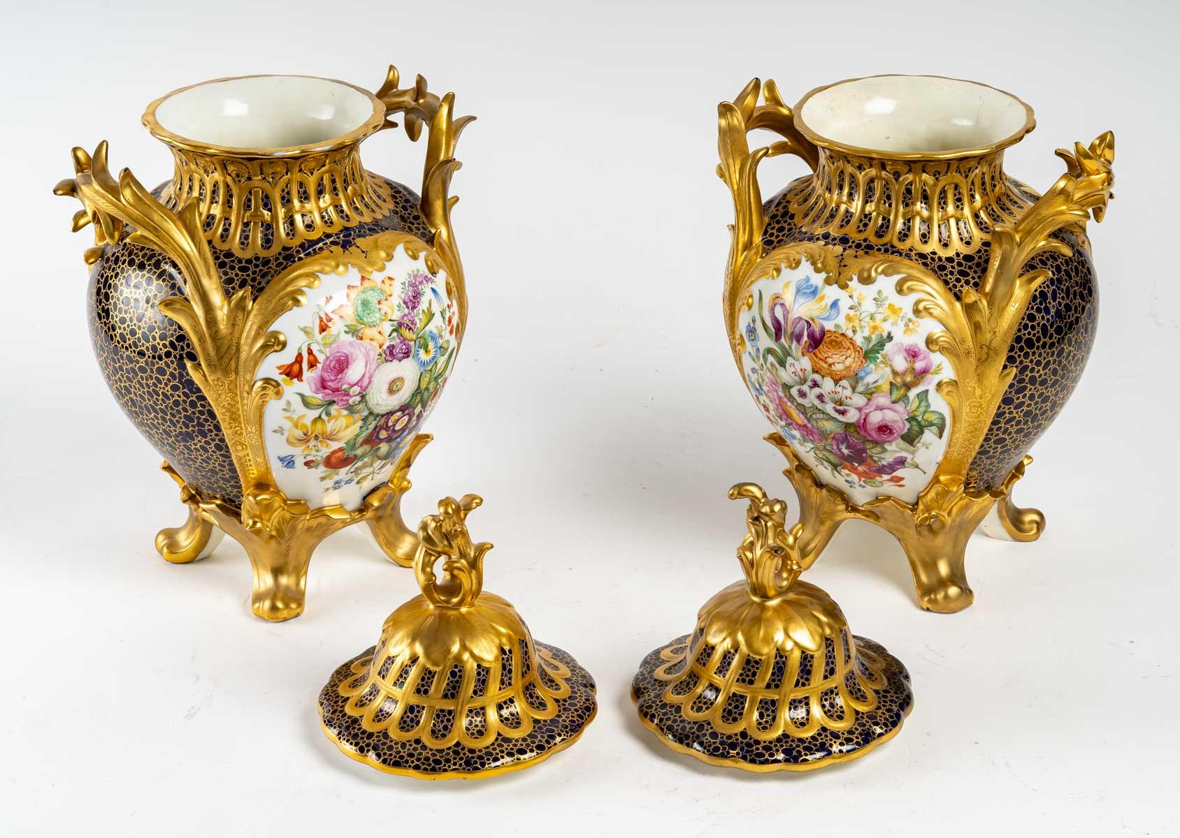 A pair of gilt and enamelled porcelain covered vases, 19th century, Napoleon III period, signed WT.
Measures: H: 38 cm, W: 24 cm, D: 21 cm.