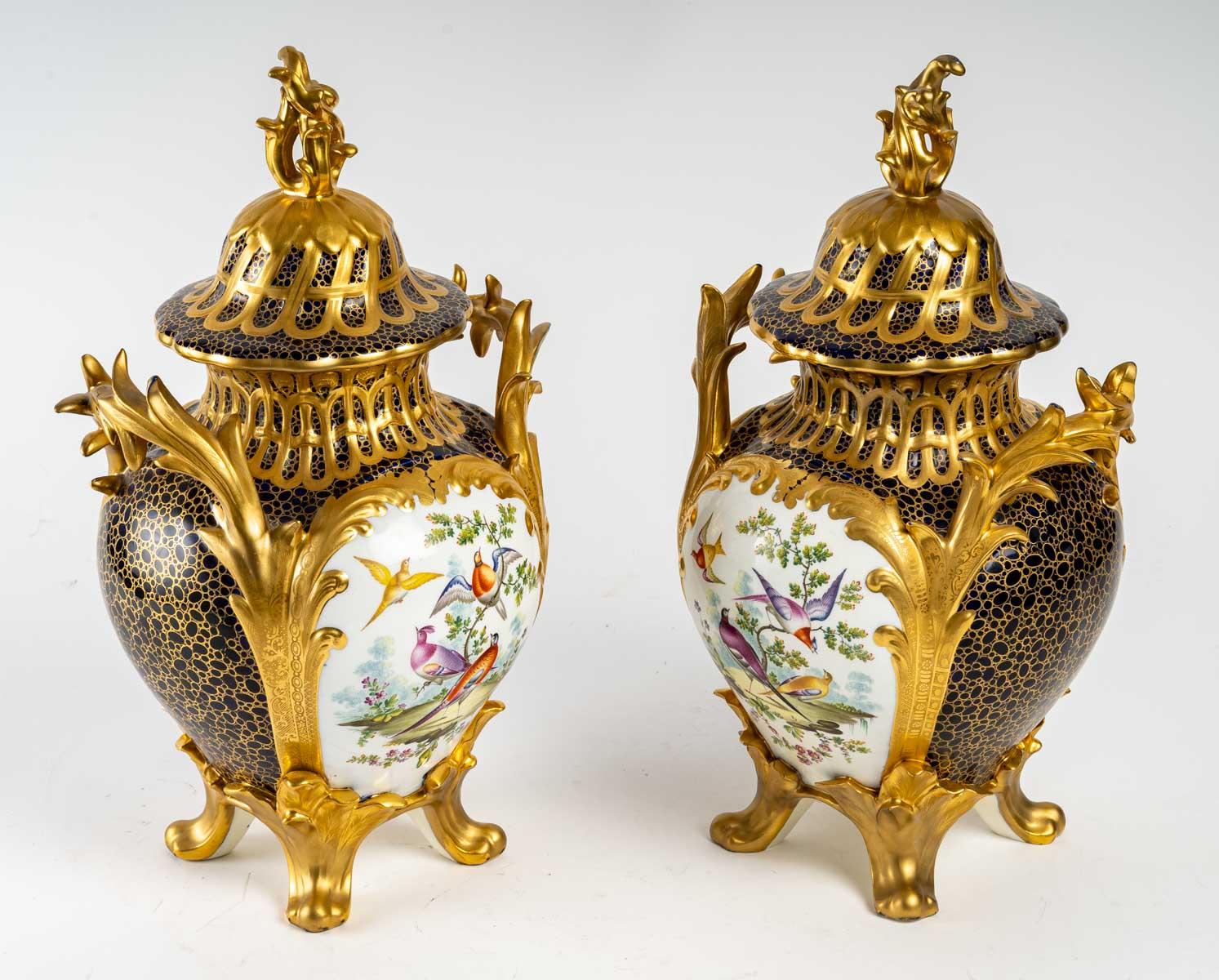 Pair of Gilt and Enamelled Porcelain Covered Vases In Good Condition In Saint-Ouen, FR