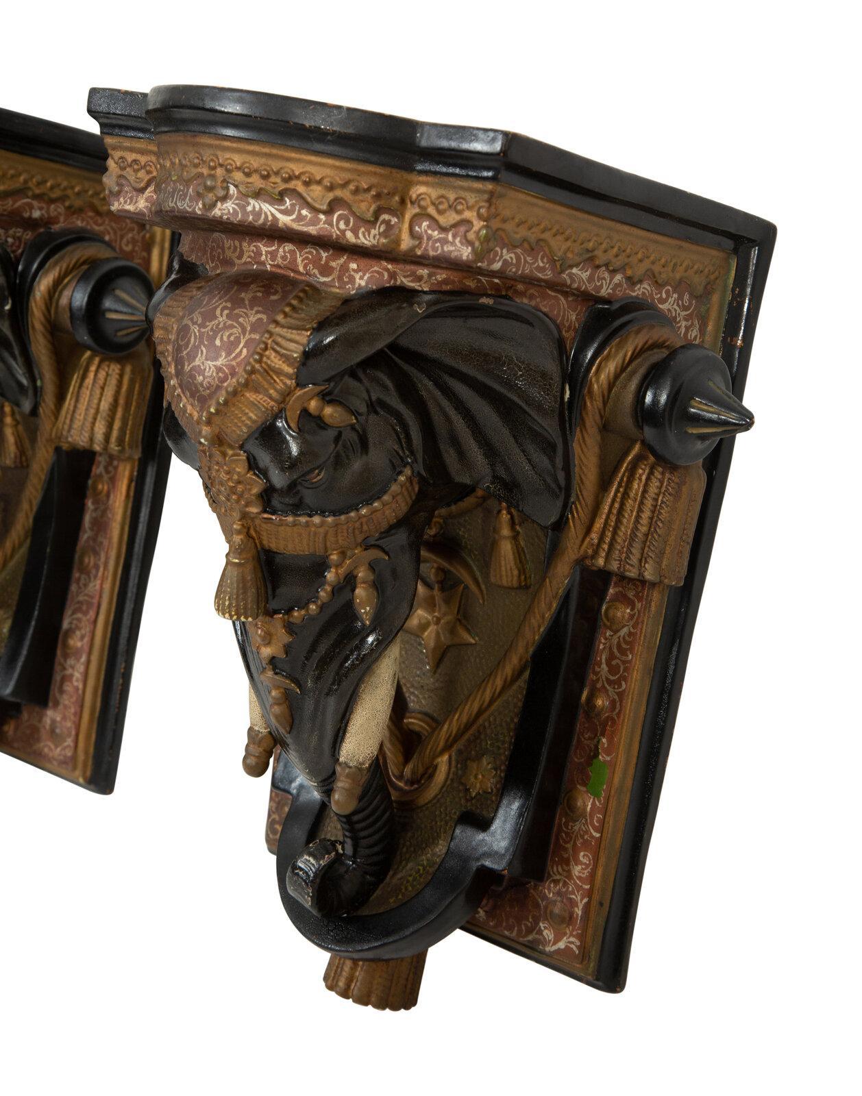 Inconnu Paire de supports muraux en forme d'éléphant peints et dorés en vente