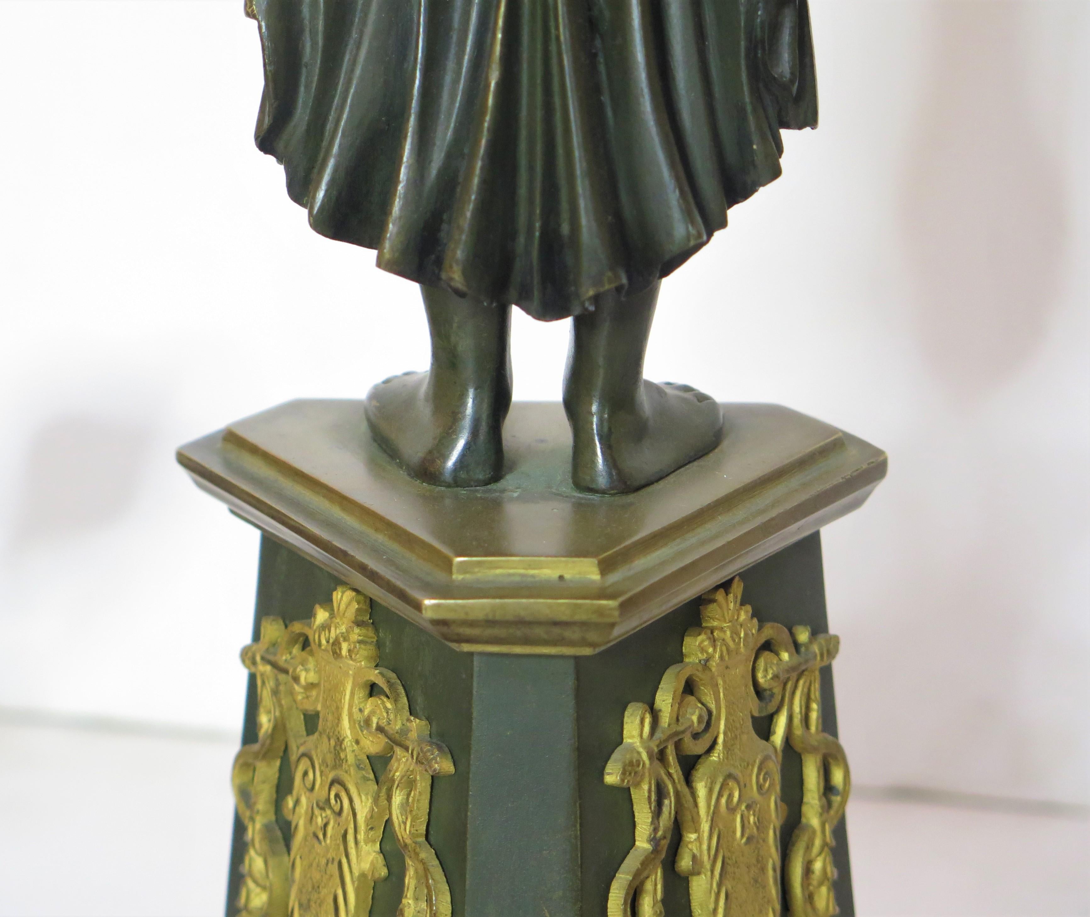 Paire de candélabres en bronze doré et patiné 6
