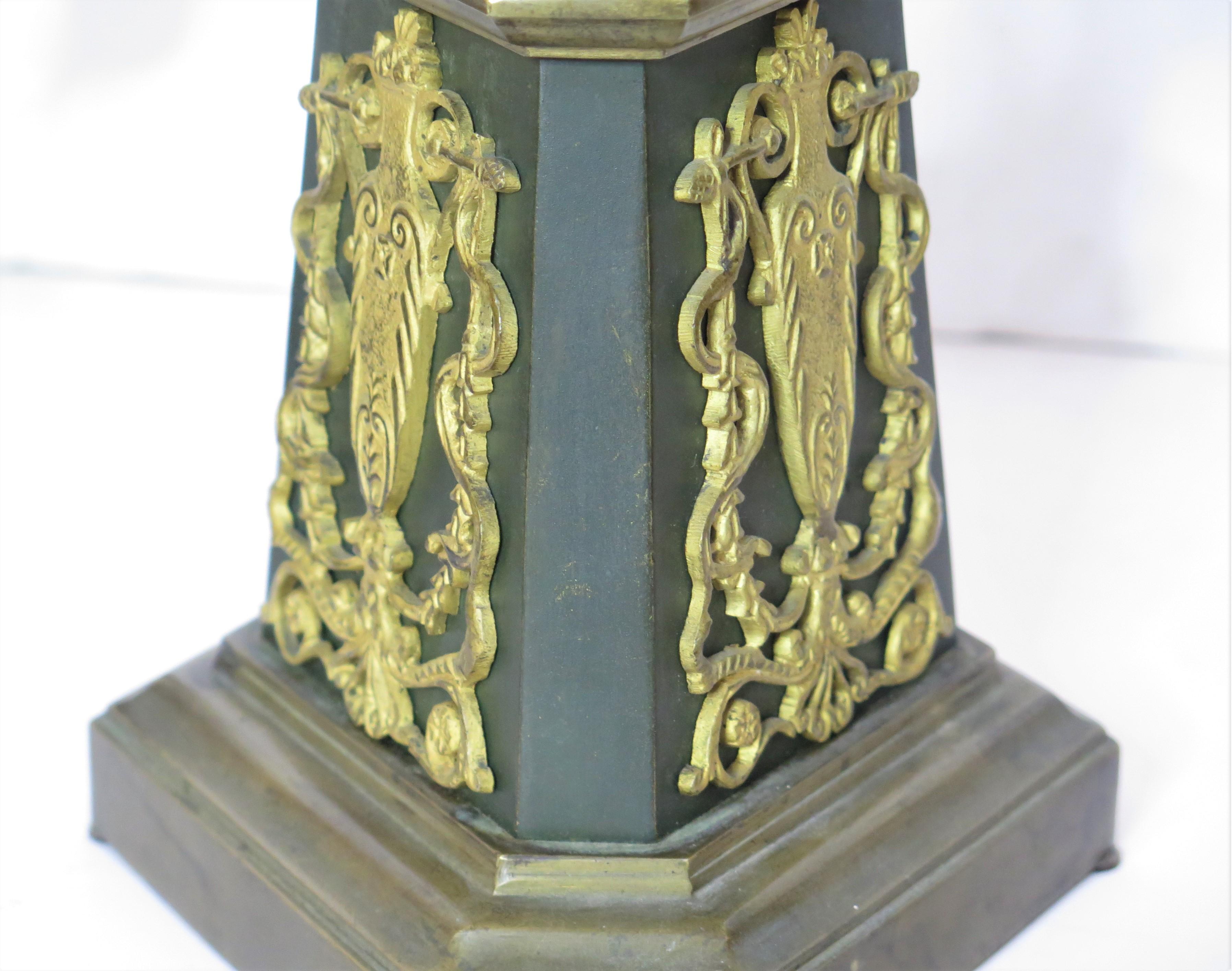 Paire de candélabres en bronze doré et patiné 7