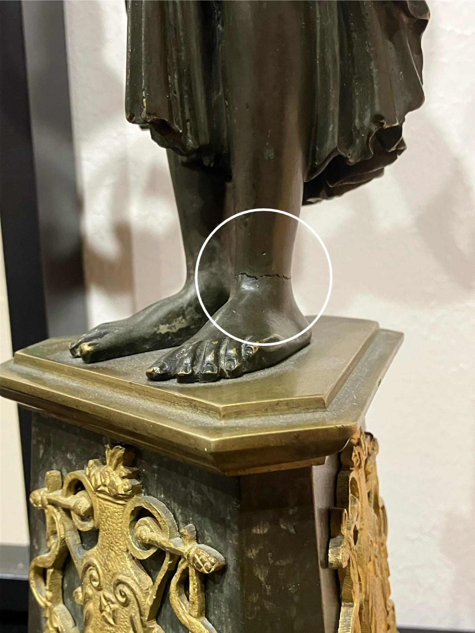 Paire de candélabres en bronze doré et patiné 10