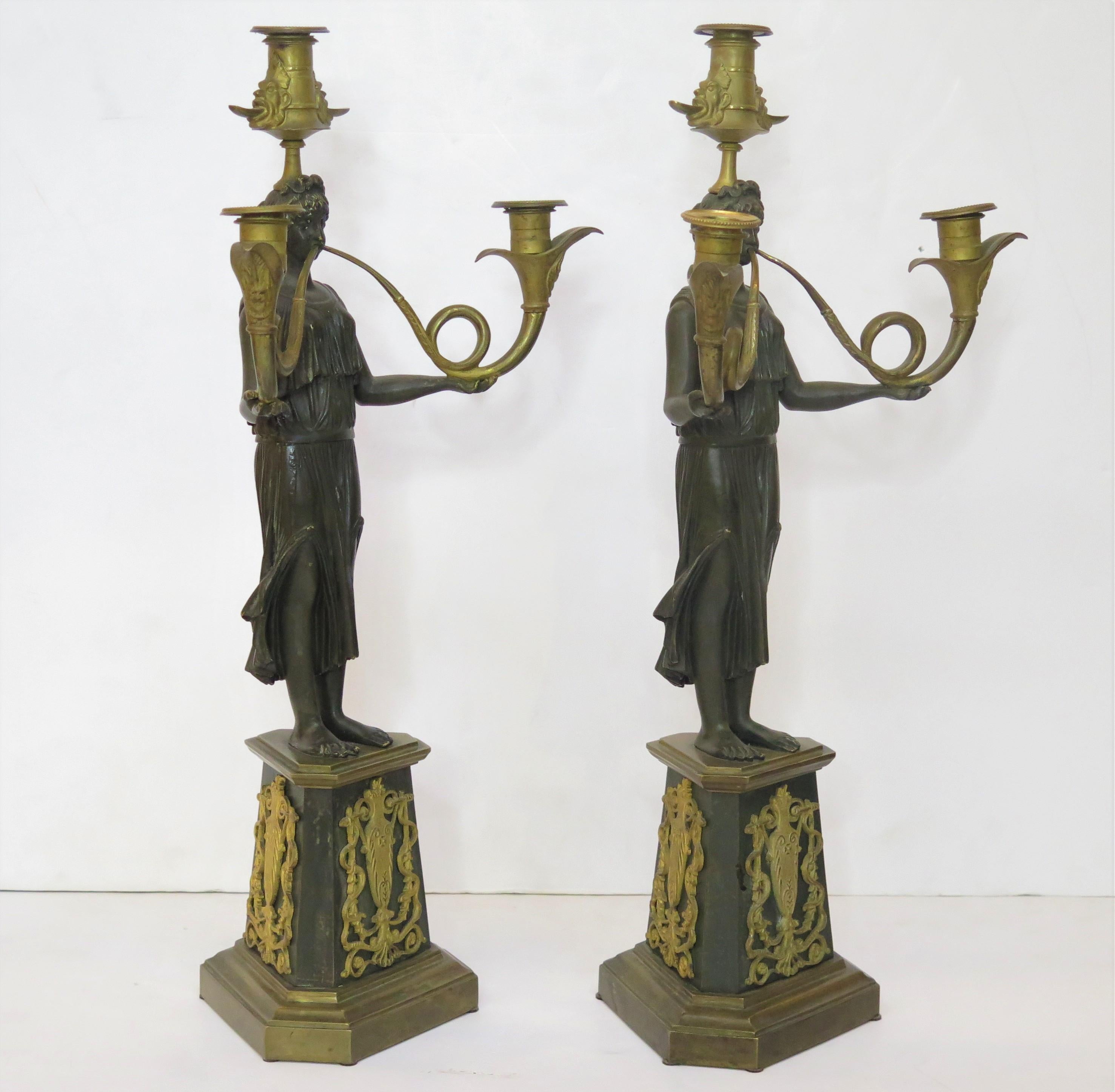 Empire Paire de candélabres en bronze doré et patiné